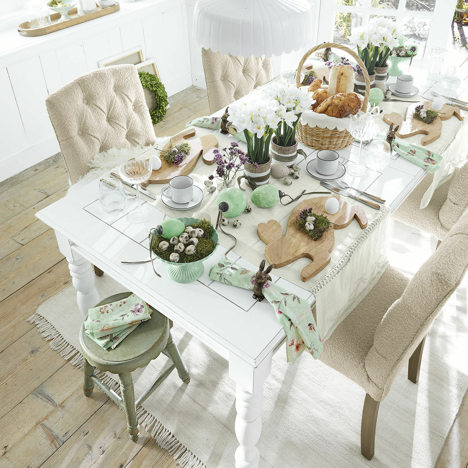 Table Thurleigh Table claire décorée pour Pâques avec planches en bois et accents verts dans un intérieur chaleureux