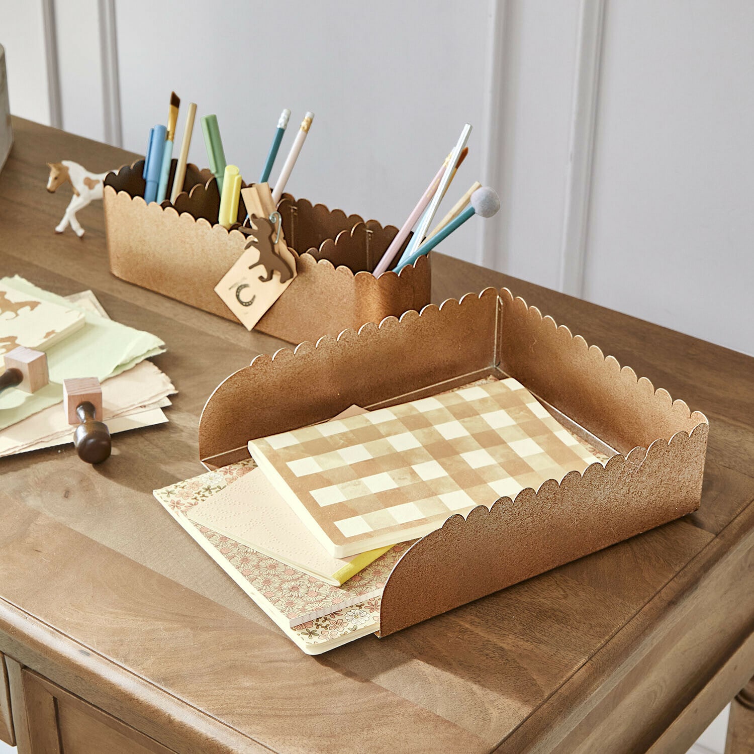 Organisateur de bureau en métal marron avec bords ondulés pour ranger stylos et papiers