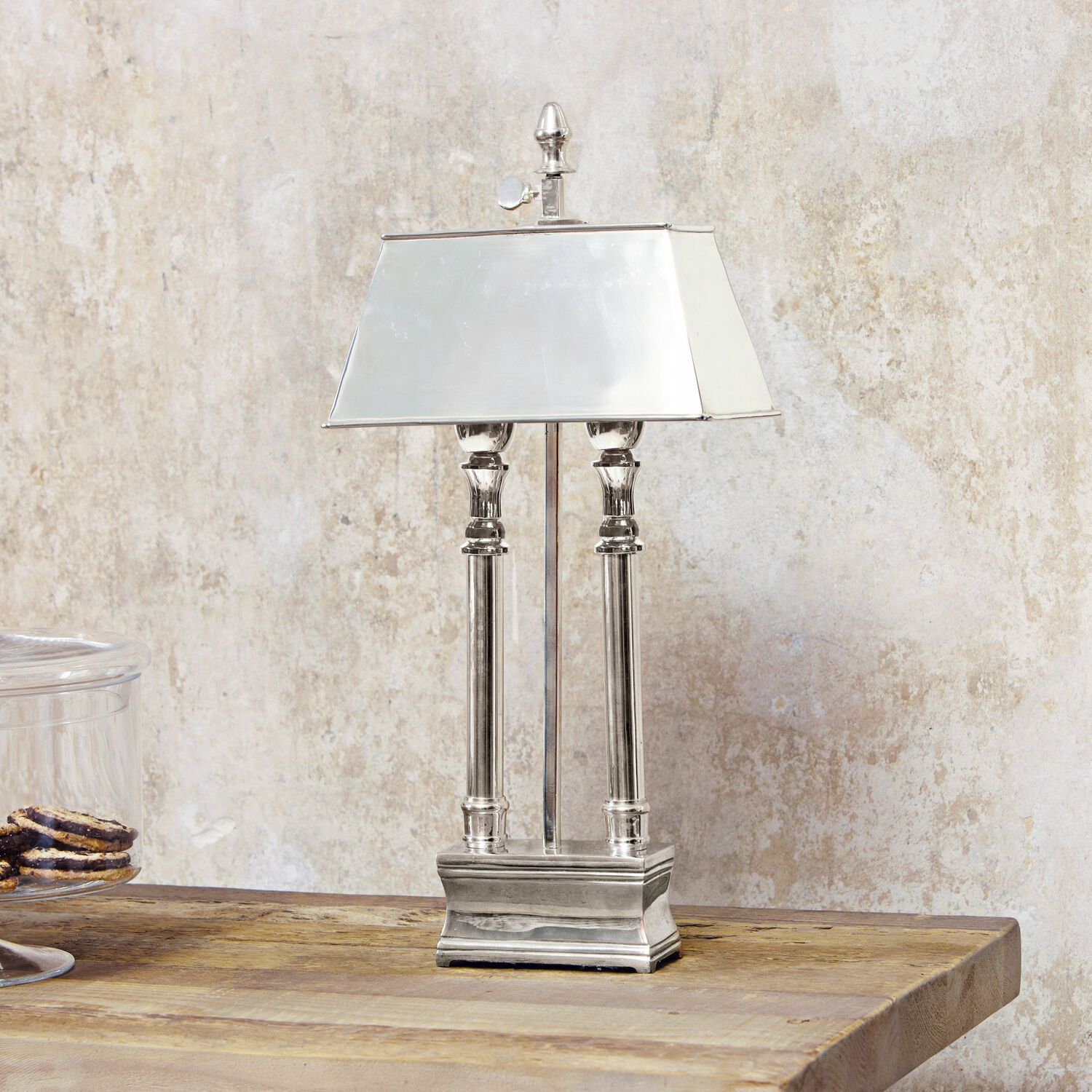 Tafellamp Pantin Elegante zilverkleurige metalen tafellamp met rechthoekige kap op houten tafel
