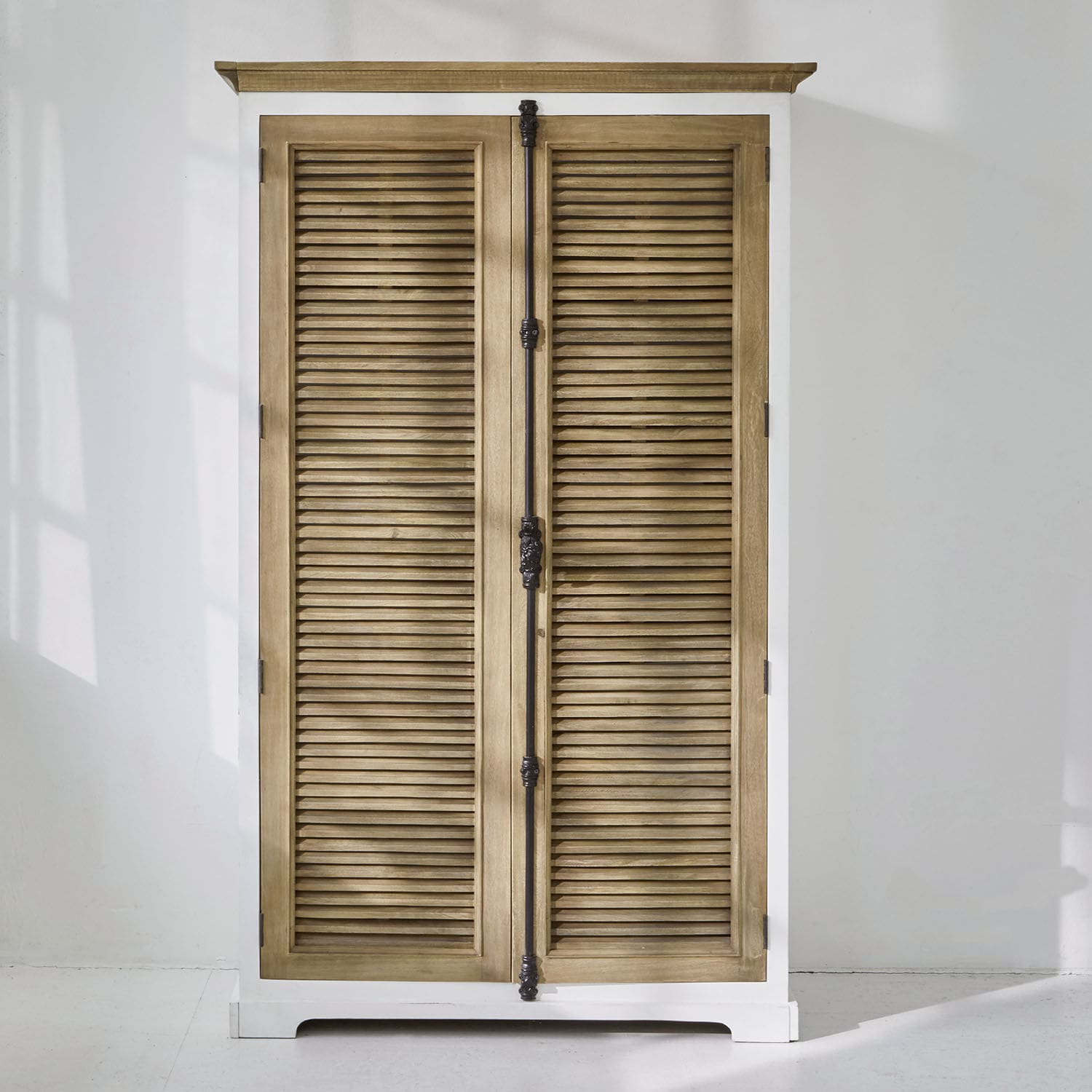 Kast Comtois Houten kast met wit frame en natuurlijke lamellen deuren, vintage opbergmeubel