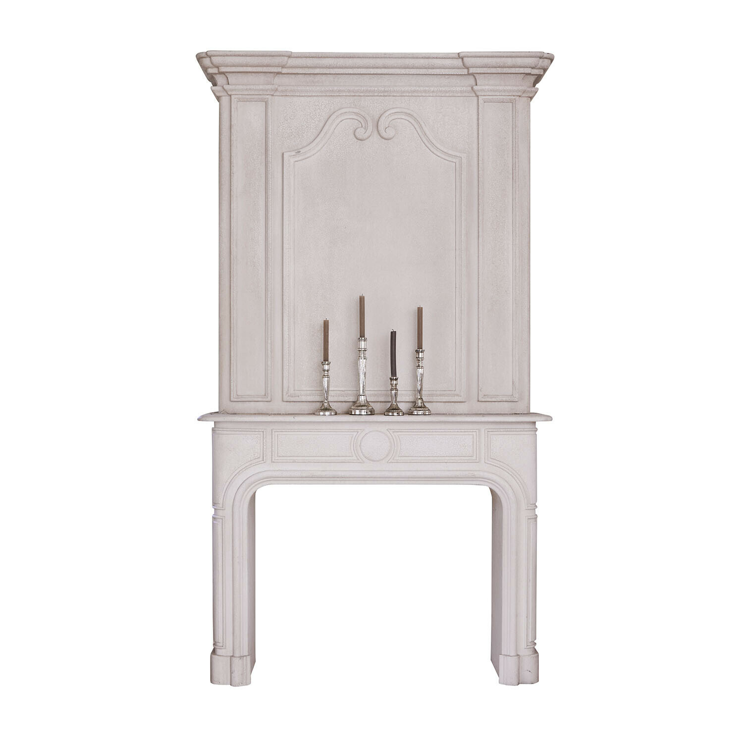Console carmin Tarenfield Cheminée blanche classique avec panneau décoratif et quatre bougeoirs argentés aux bougies marron