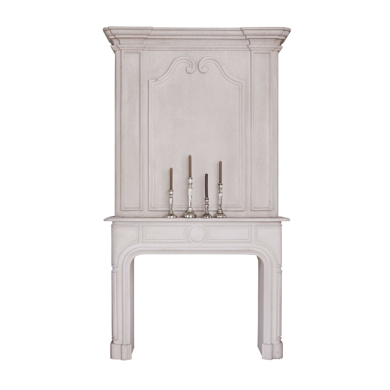 Console carmin Tarenfield Cheminée blanche classique avec panneau décoratif et quatre bougeoirs argentés aux bougies marron
