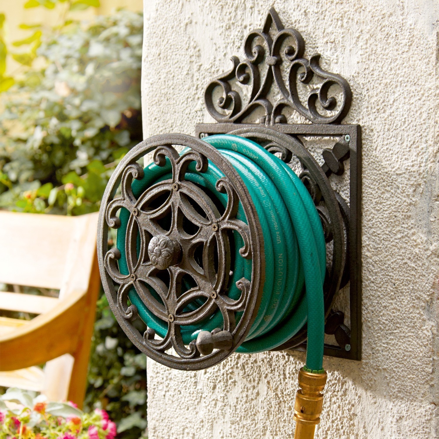Enrouleur pour tuyau d'arrosage Trelly Support mural en métal orné pour tuyau d'arrosage vert avec raccord en laiton dans un jardin