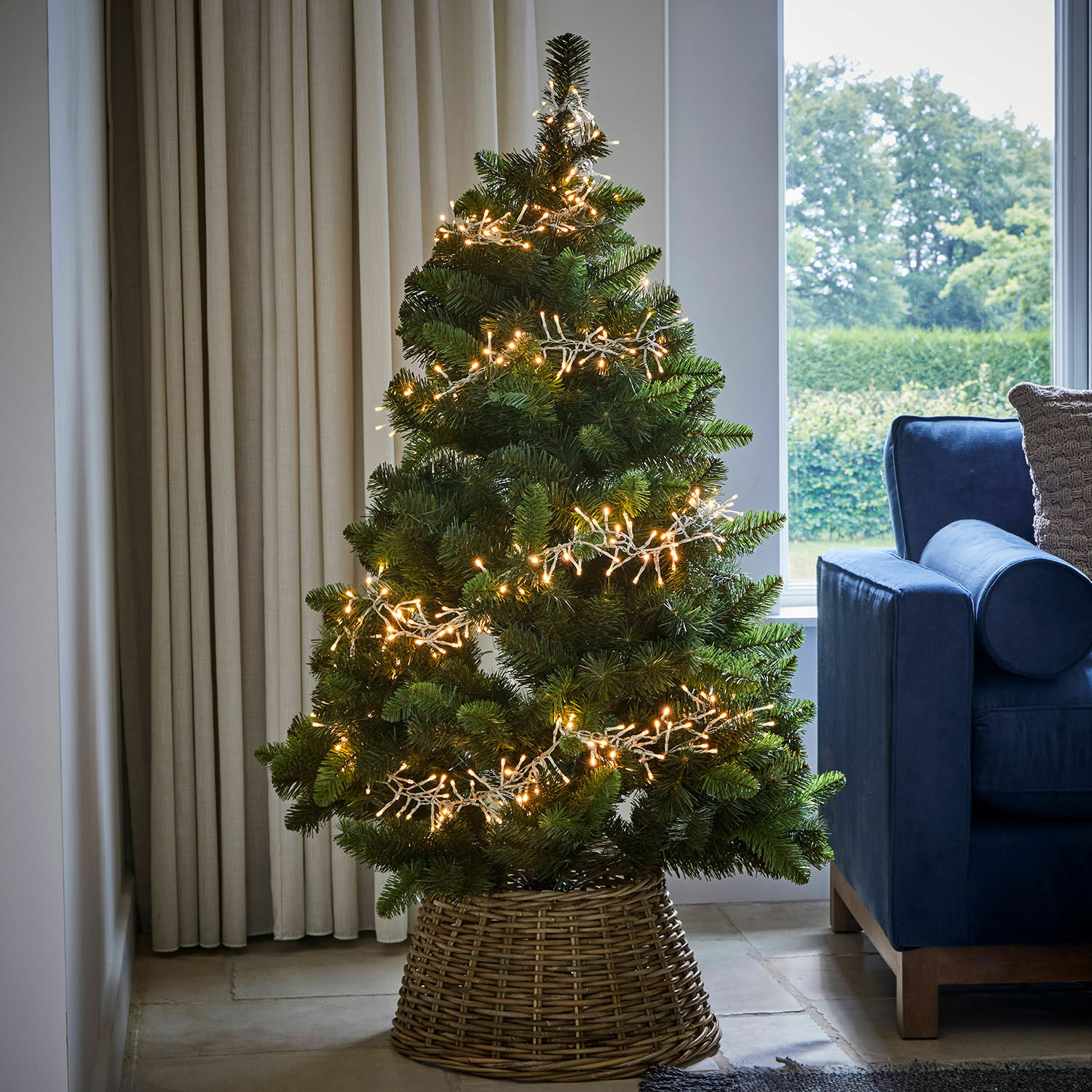 Sapin de Noël Svalberg Sapin artificiel dans un panier en osier avec guirlande lumineuse LED pour décoration de Noël
