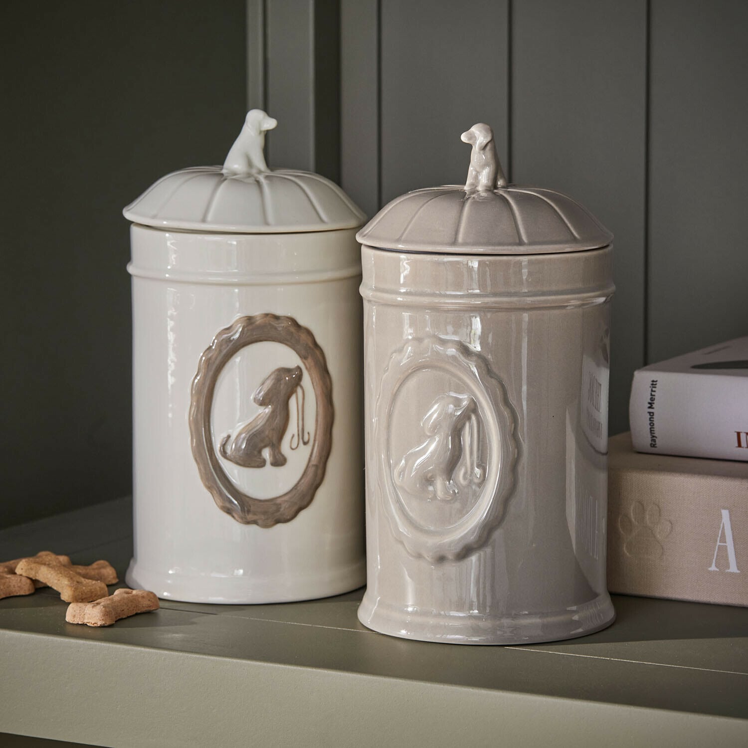 Lot de 2 pots Ruunja Boîtes en céramique blanches et beige pour friandises pour chiens avec décor chien en relief