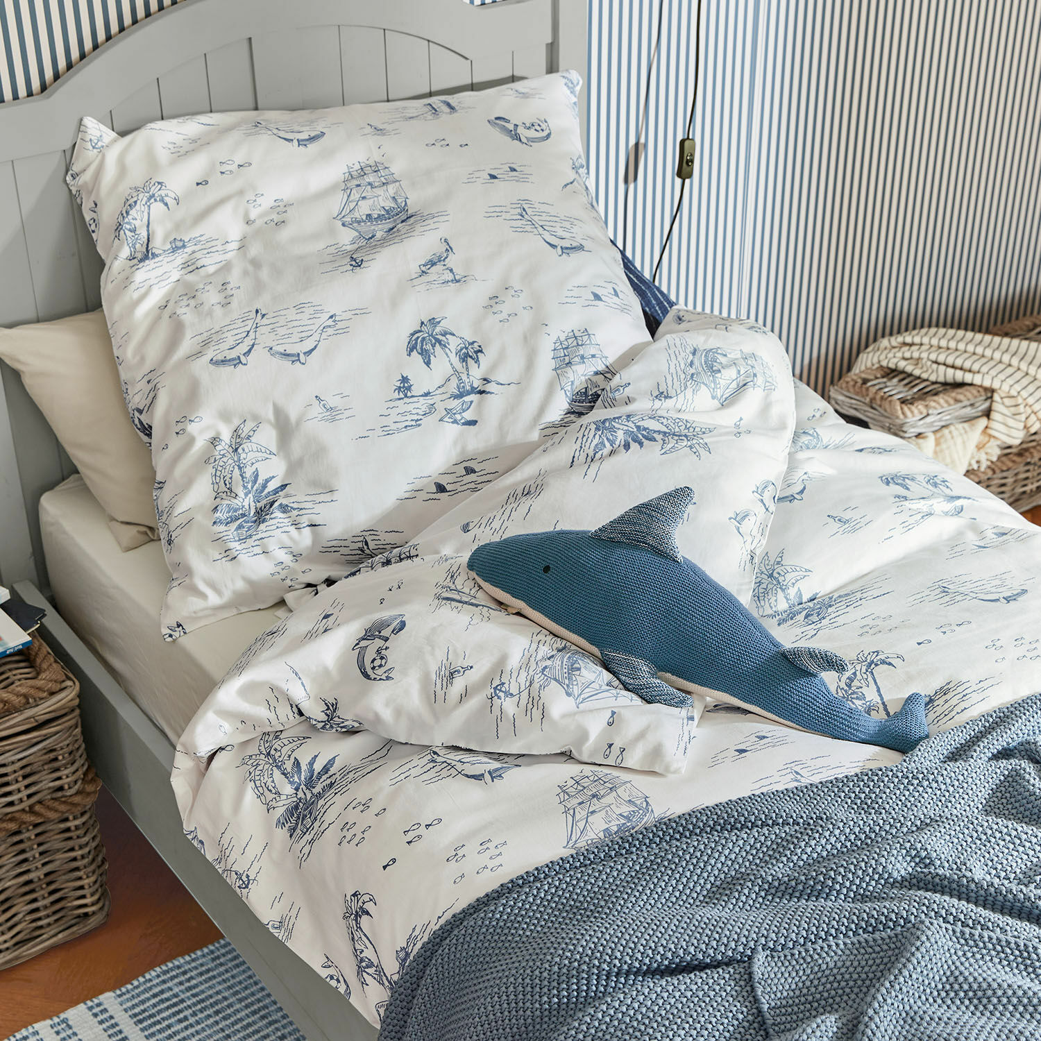 Beddengoed Douxie Katoenen beddengoed met blauw maritiem patroon, blauwe gebreide deken en gebreide haai knuffel