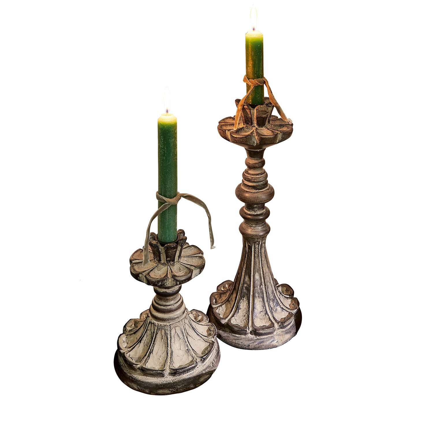 Lot de 2 porte-bougies Tocantins Ensemble de deux chandeliers décoratifs en bois brun vieilli avec bougies vertes allumées