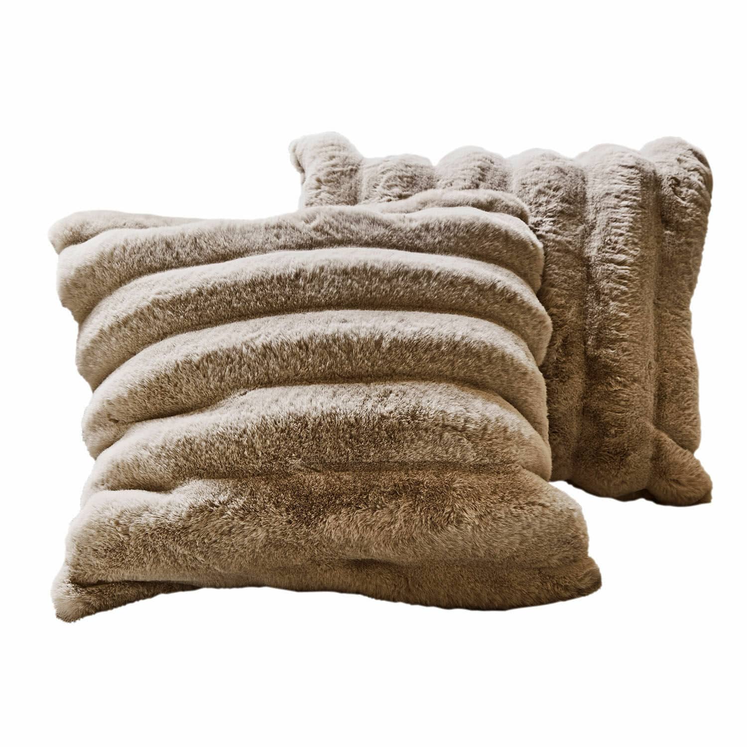 Coussins décoratifs beige en fausse fourrure douce, parfaits pour un intérieur chaleureux