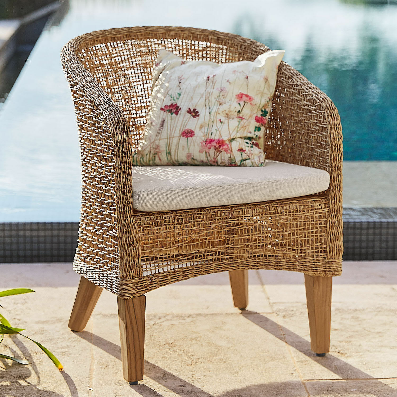 Fauteuil Redcliffe Fauteuil en rotin avec coussin clair et housse fleurie, parfait pour jardin et terrasse