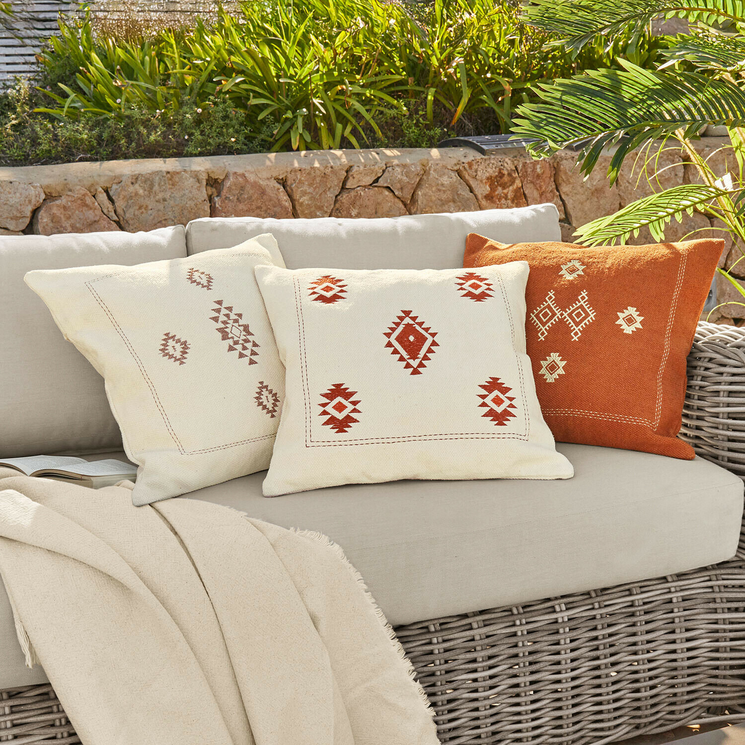 Kussenhoes set van 3 Selamir Set van drie decoratieve katoenen kussens in crème en oranje met geometrisch patroon voor buiten