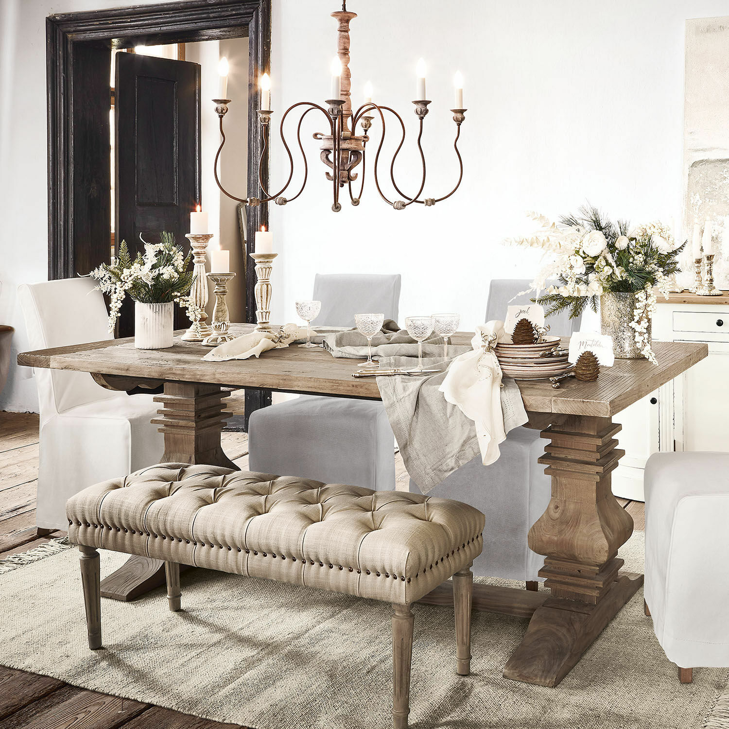 Table Cain Table à manger rustique en bois avec banc capitonné beige et décorations sur la table