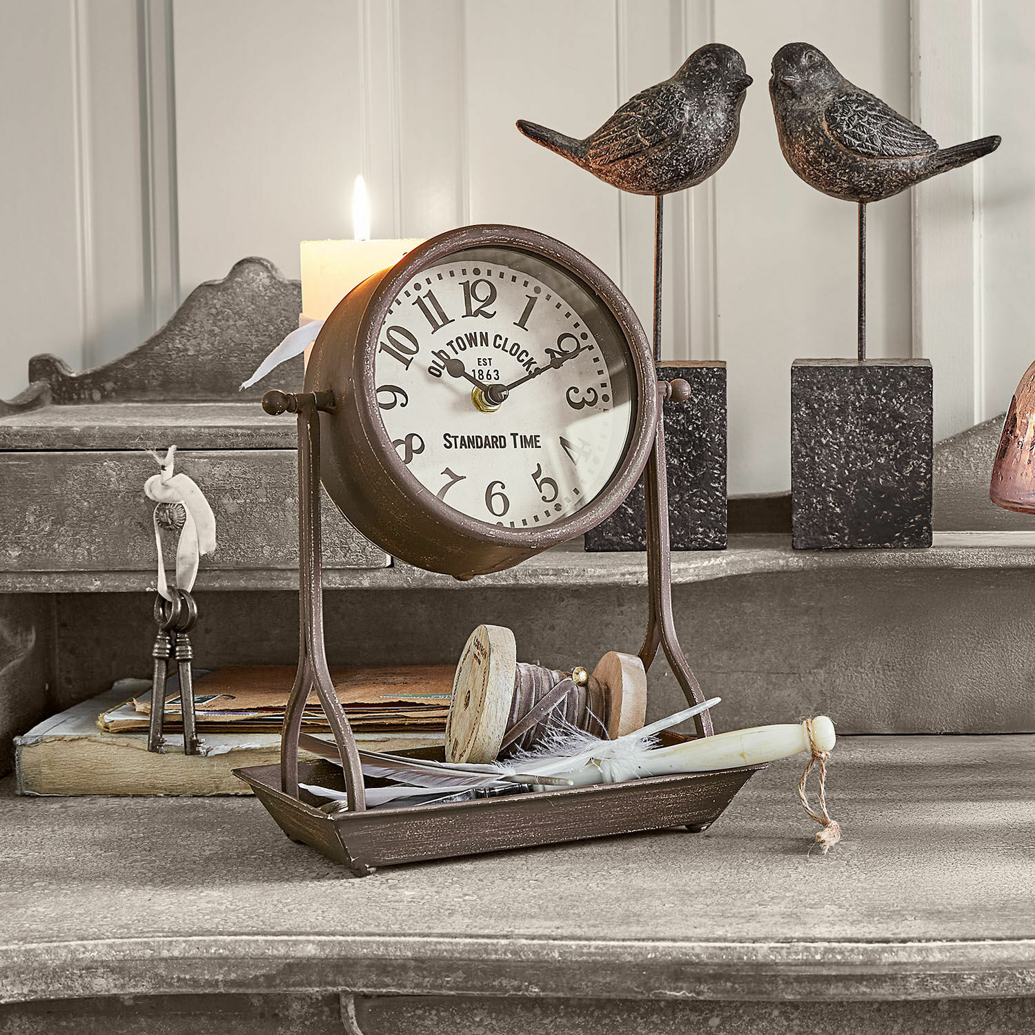 Horloge Vorexil Horloge de table vintage en métal avec cadran blanc et chiffres noirs sur fond gris décoratif