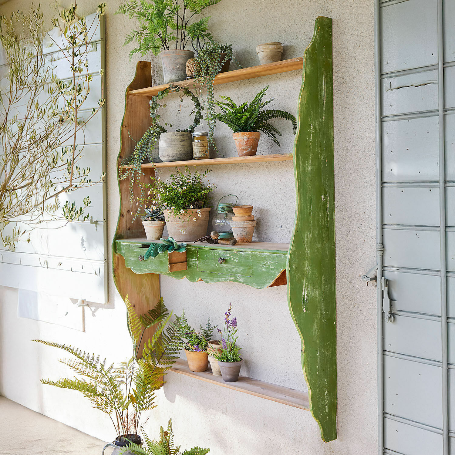 Wandrek Triomphique Rustiek groen houten wandrek met bloempotten en tuingereedschap voor woningdecoratie
