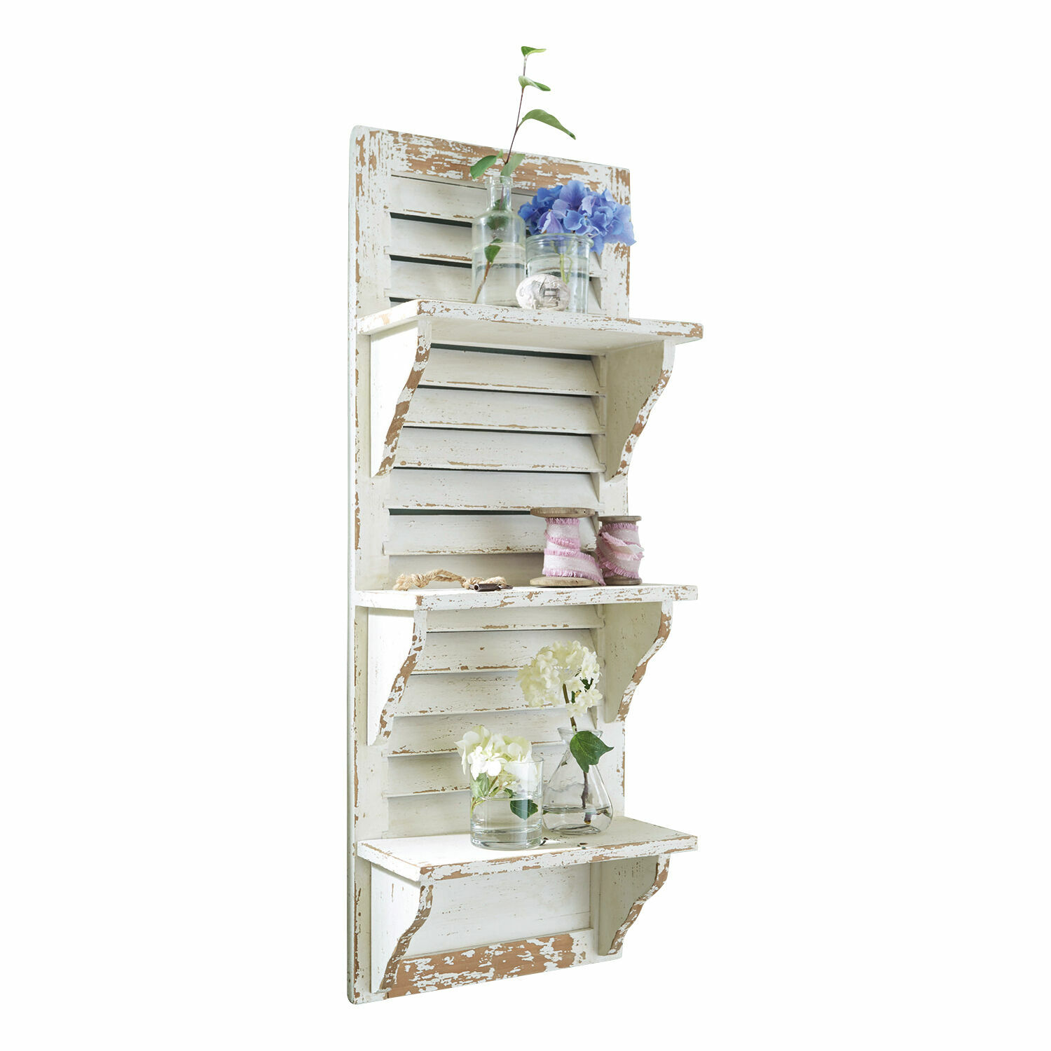Wandrek Morclerey Rustieke witte houten wandplank met verweerd effect, versierd met bloemen en glazen vazen