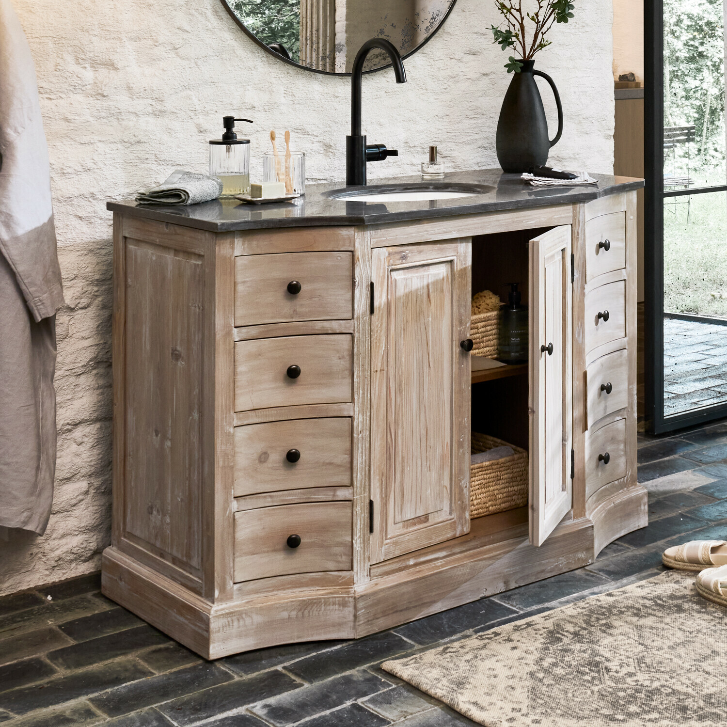 Wastafelmeubel Manaurie Grijze houten badkamerkast met marmeren blad en chromen kraan in vintage stijl