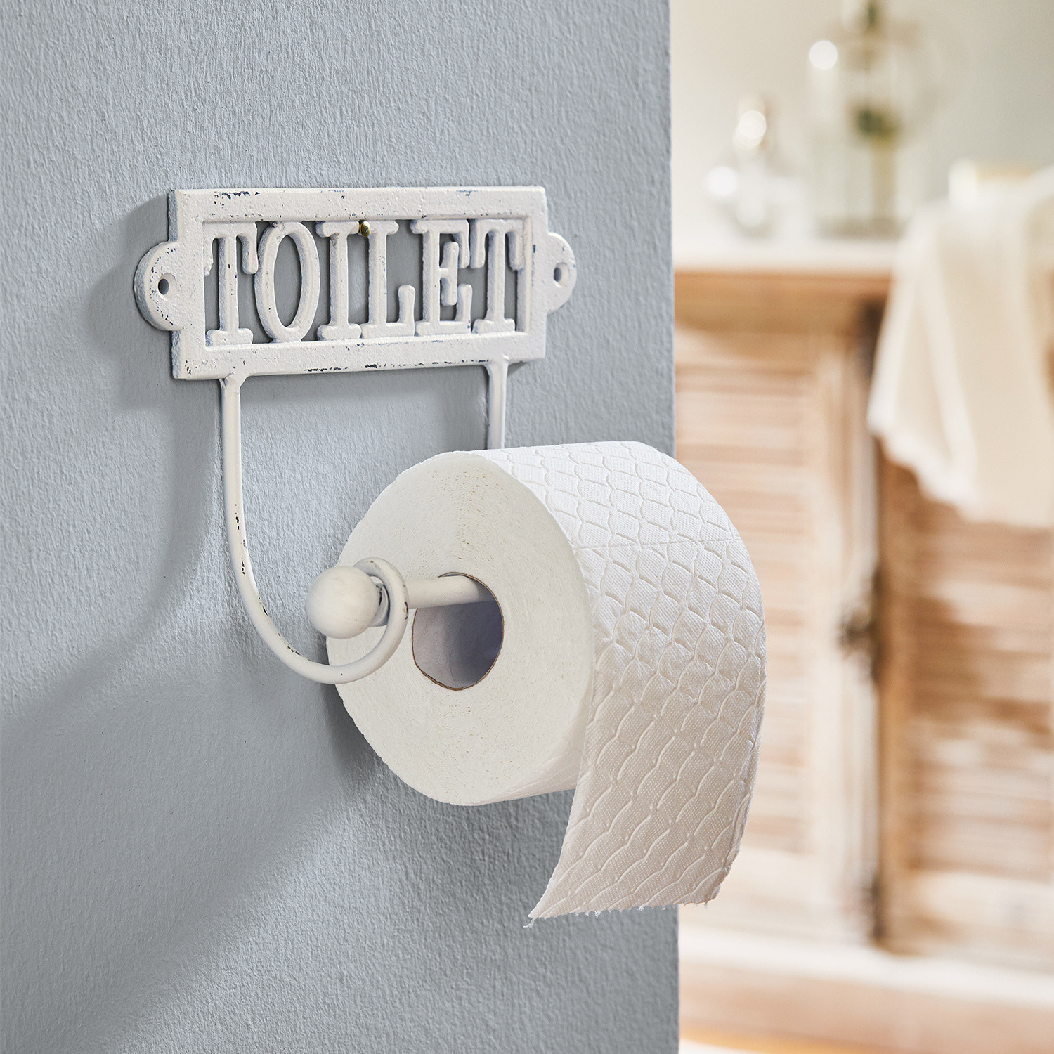 Toiletrolhouder Miramas Witte metalen toiletrolhouder met tekst TOILET in vintage stijl voor badkamer