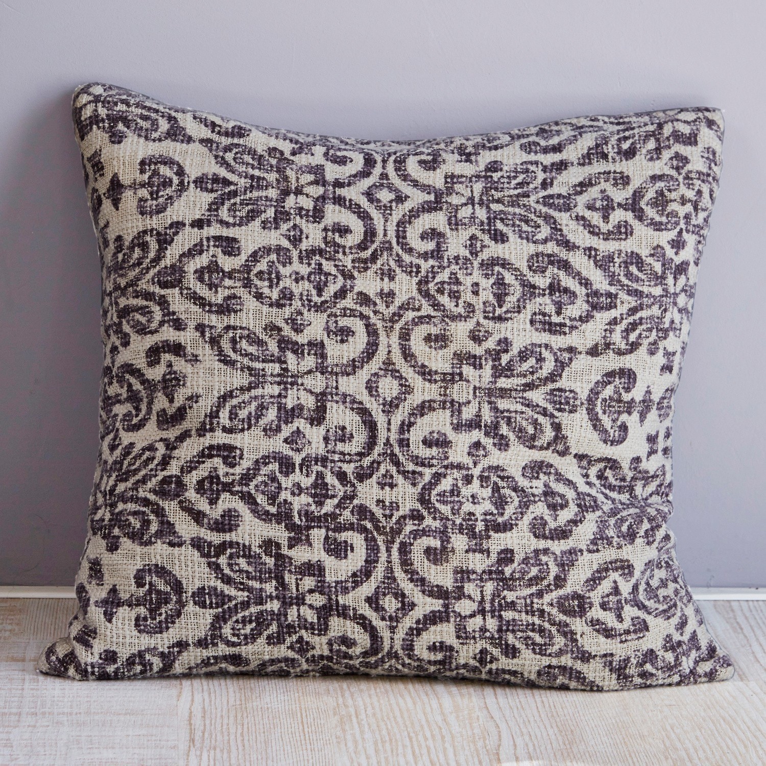Coussin décoratif en coton avec motif crème et gris, parfait pour salon et chambre