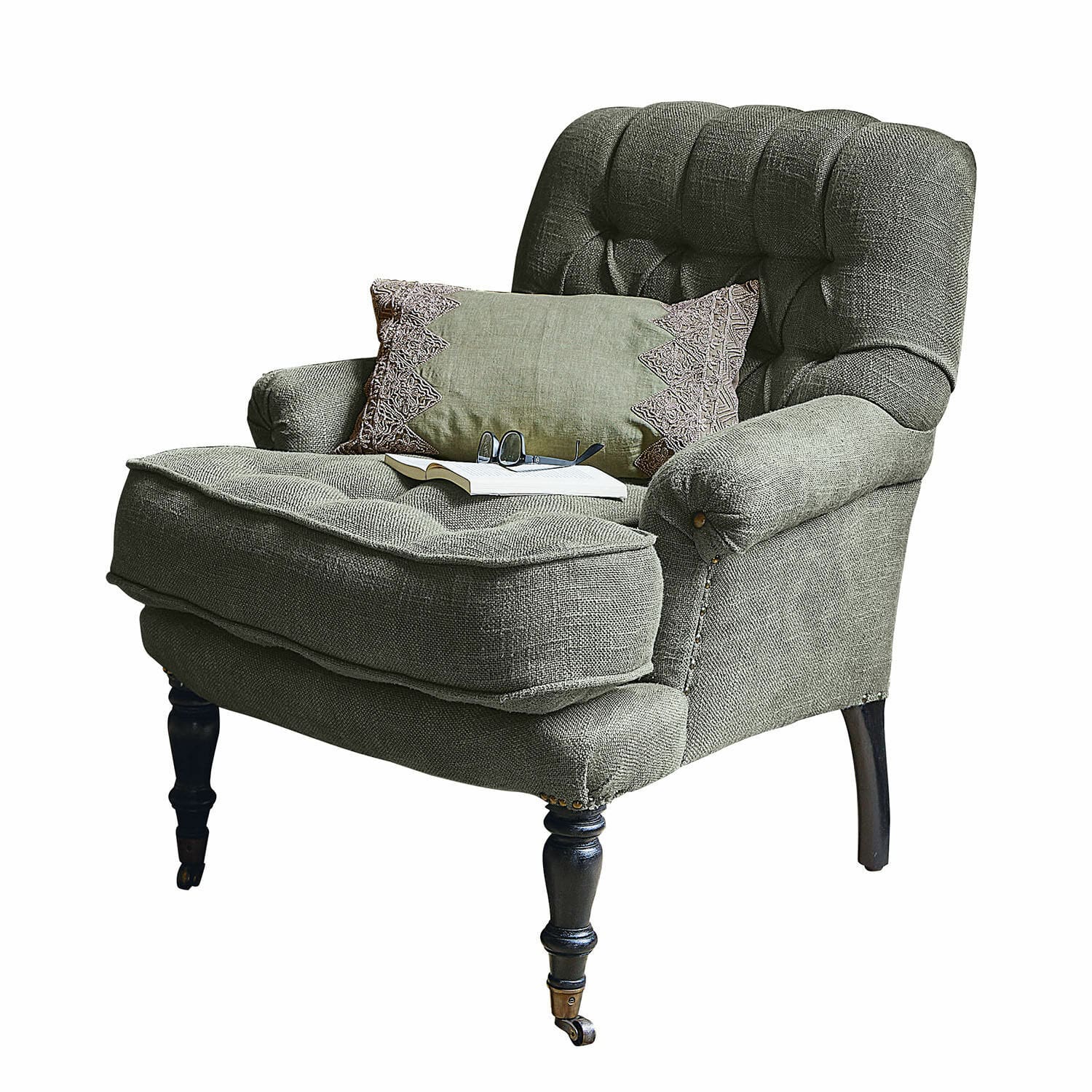 Stoel Gyldford Grijze gestoffeerde fauteuil met sierkussen en houten poten op wieltjes, comfortabele stoel