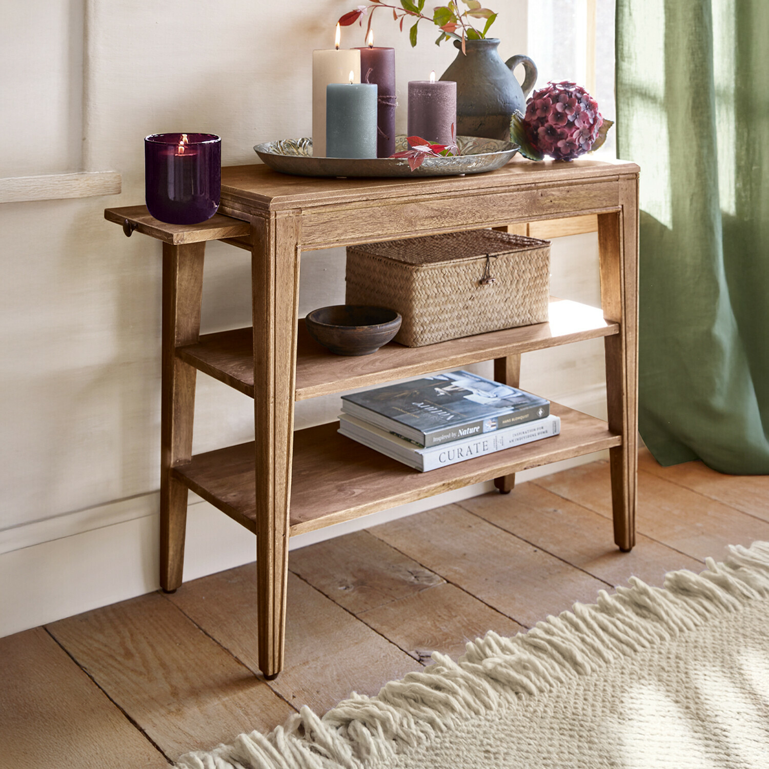 Table d’appoint Ajartis Table en bois avec étagères, bougies décoratives et vase dans un intérieur naturel