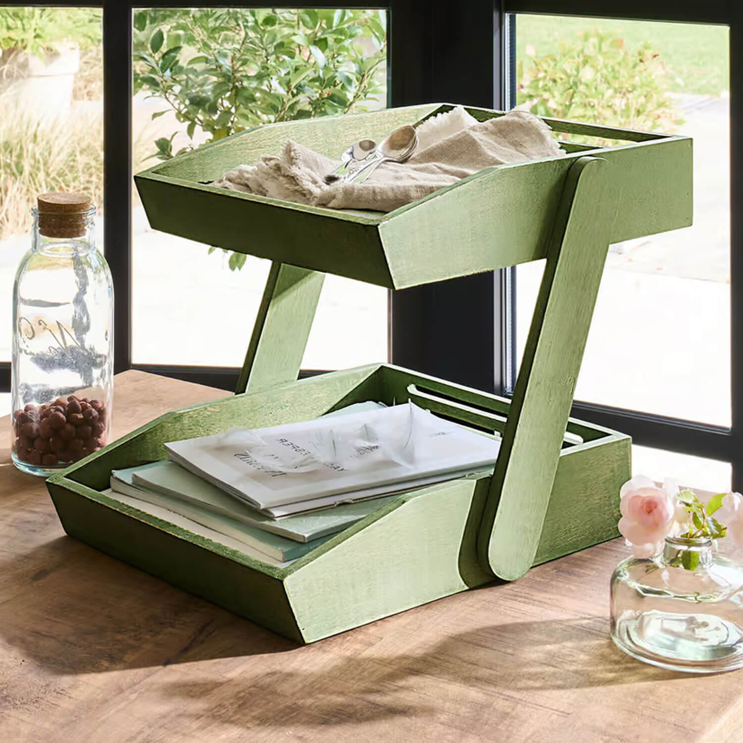 Tweeledig groen houten bureau-organizer met boeken en bestek, praktische opbergruimte