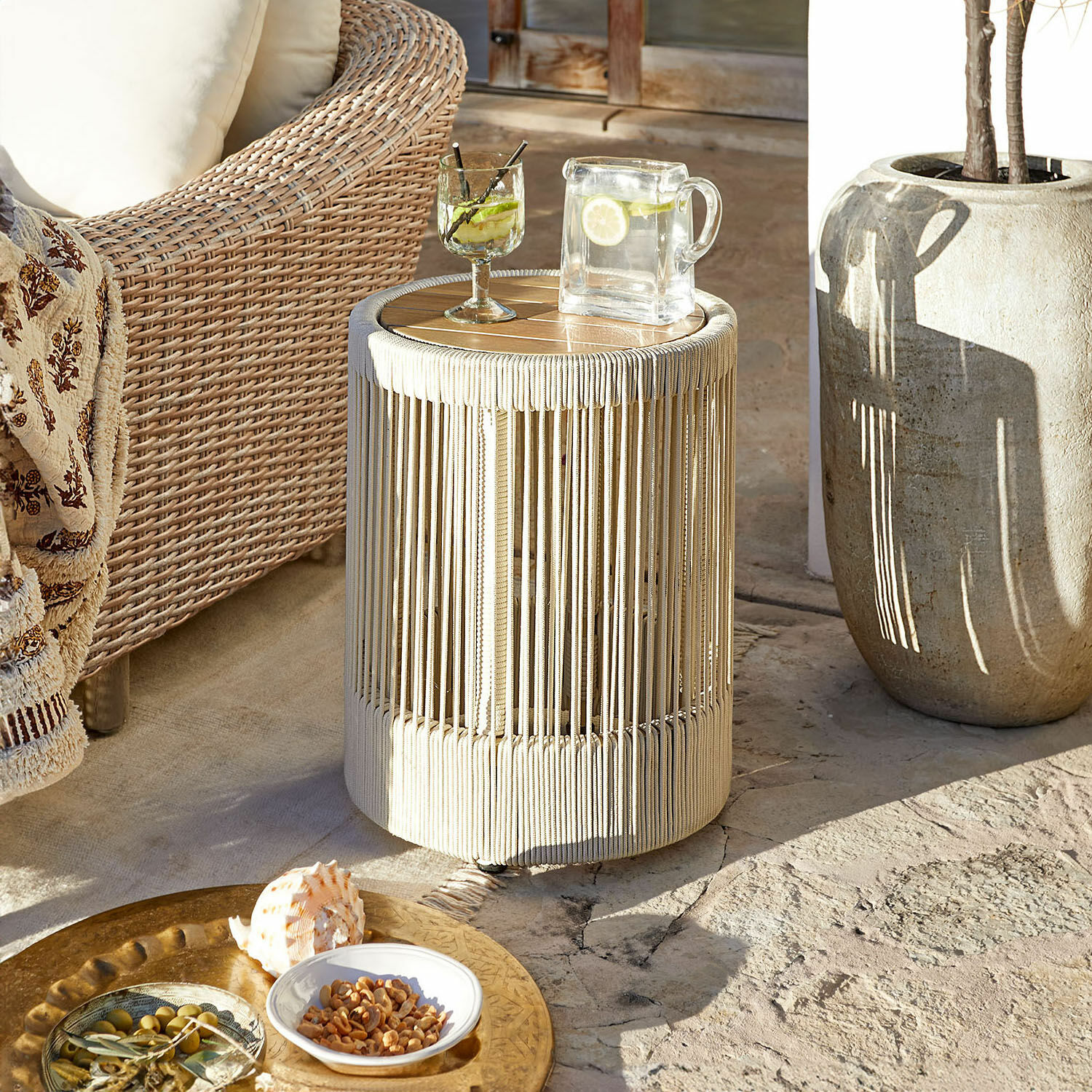 Bijzettafel Delor Ronde bijzettafel van licht hout en natuurlijke touw voor terras of balkon buiten