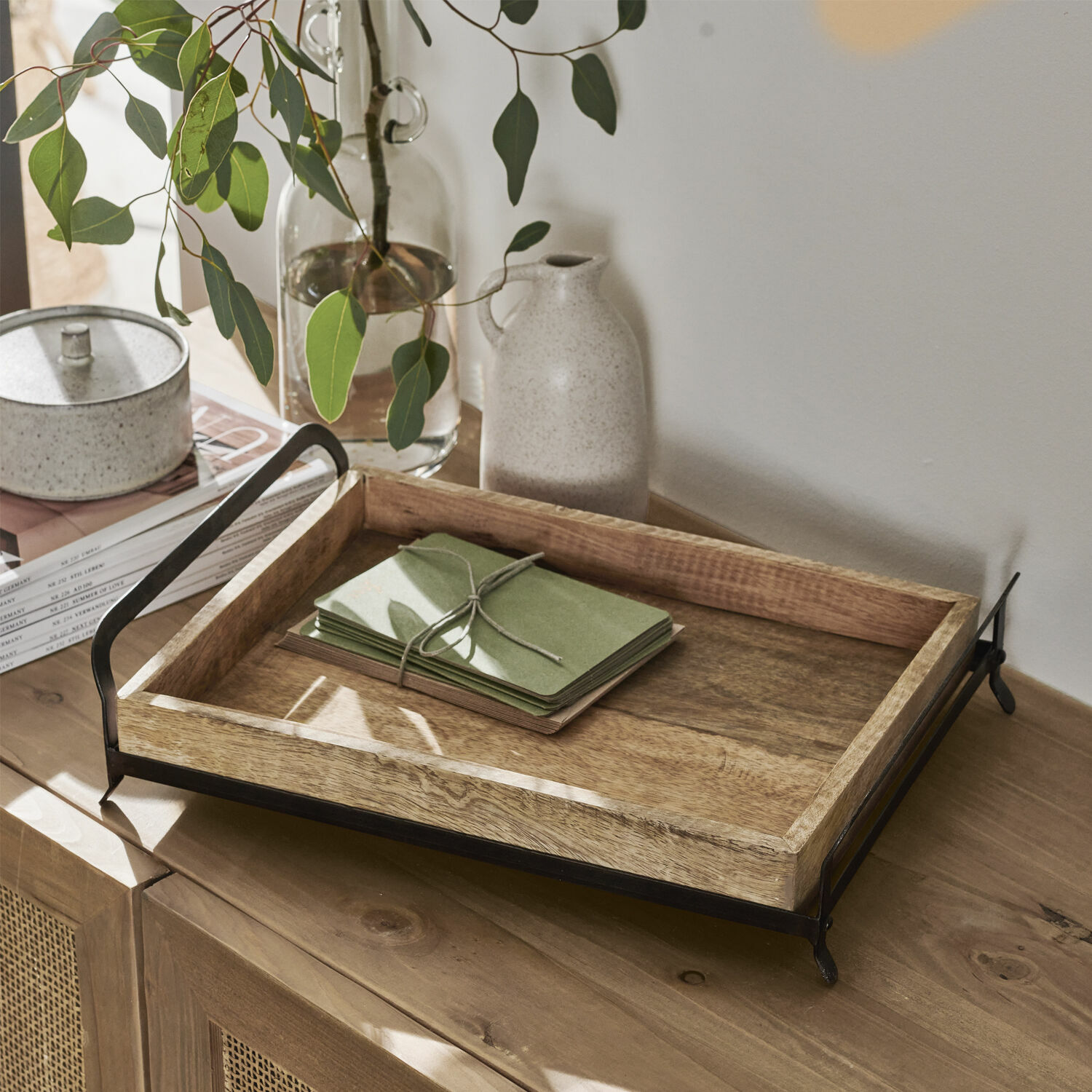 Dienblad Troyes Houten dienblad met zwarte metalen handgrepen op houten kast met natuurlijke decoratie