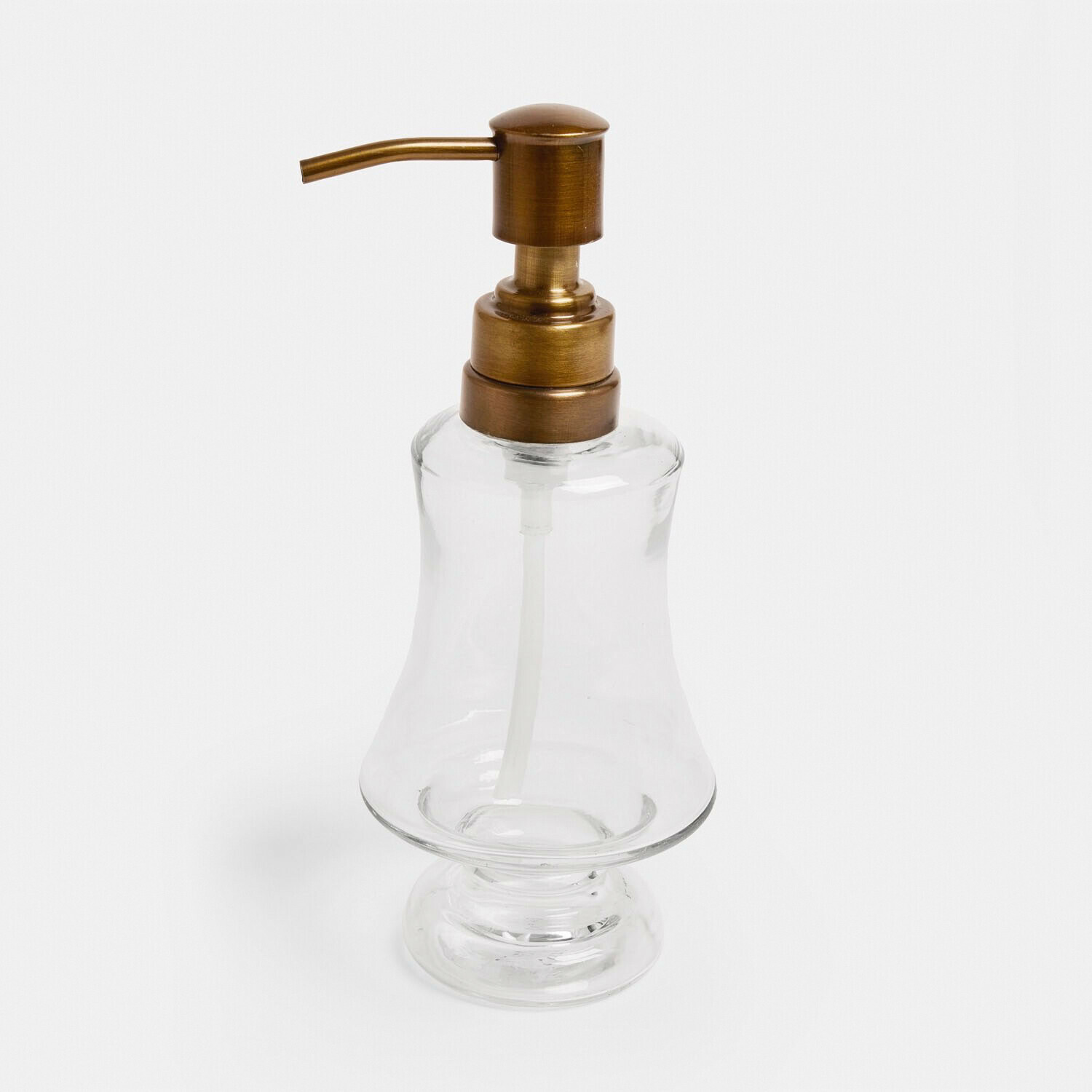 Transparante glazen zeepdispenser met messing pomp, elegant badkameraccessoire