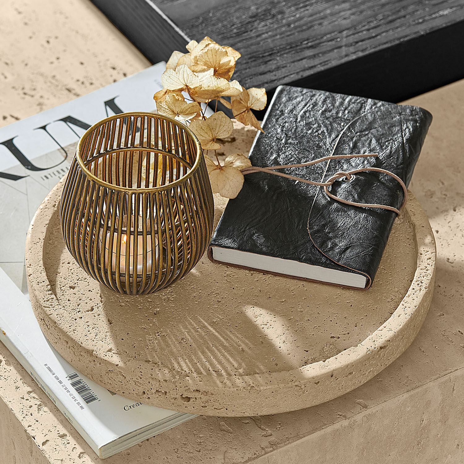 Dienblad Caleneuve Ronde beige stenen tray met zwart leren notitieboek en metalen kaarshouder