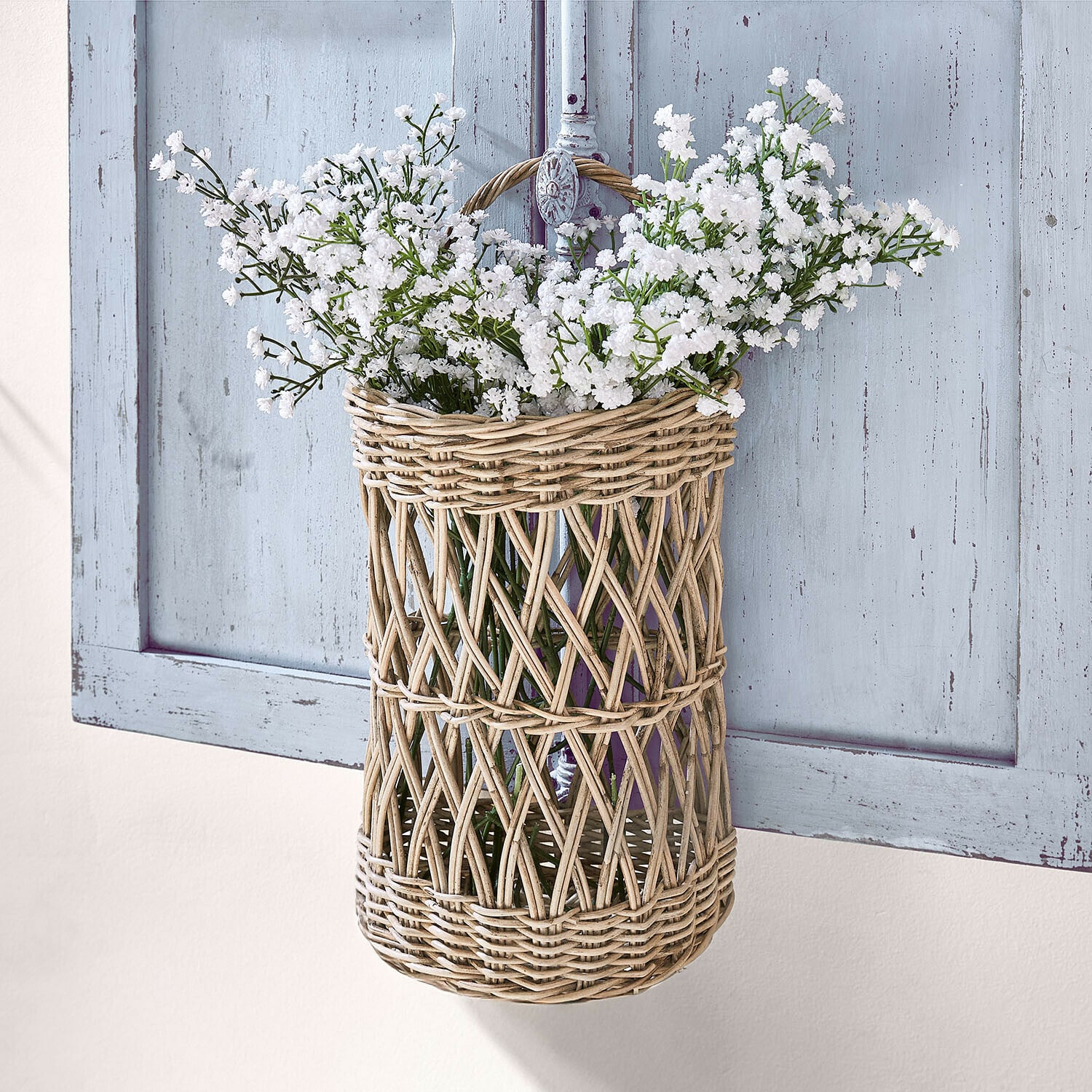 Panier à suspendre Finara Panier suspendu en rotin naturel avec fleurs blanches pour décoration murale élégante