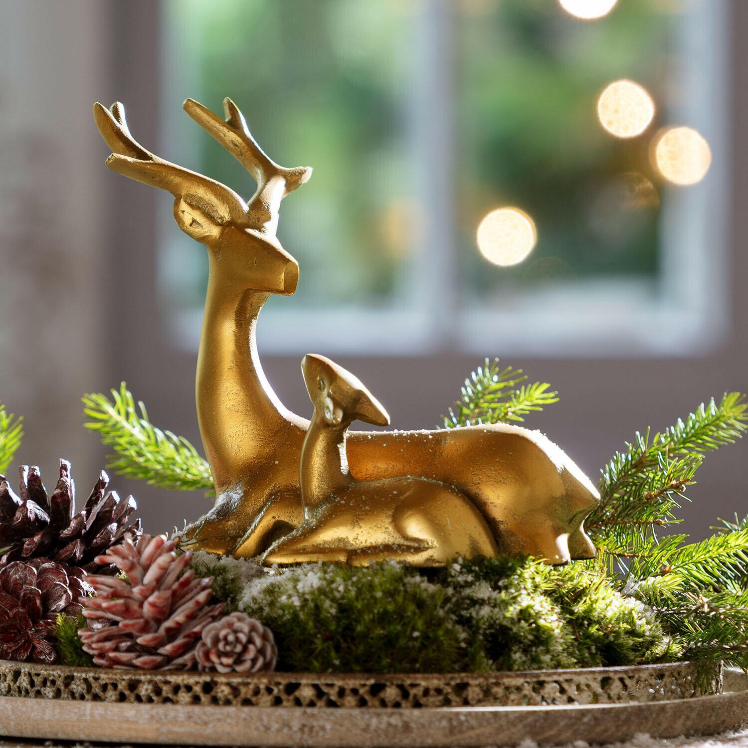 Ree met kalf Tiralee Gouden hertenfiguren op groen mos met dennenappels, natuurlijke kerstdecoratie