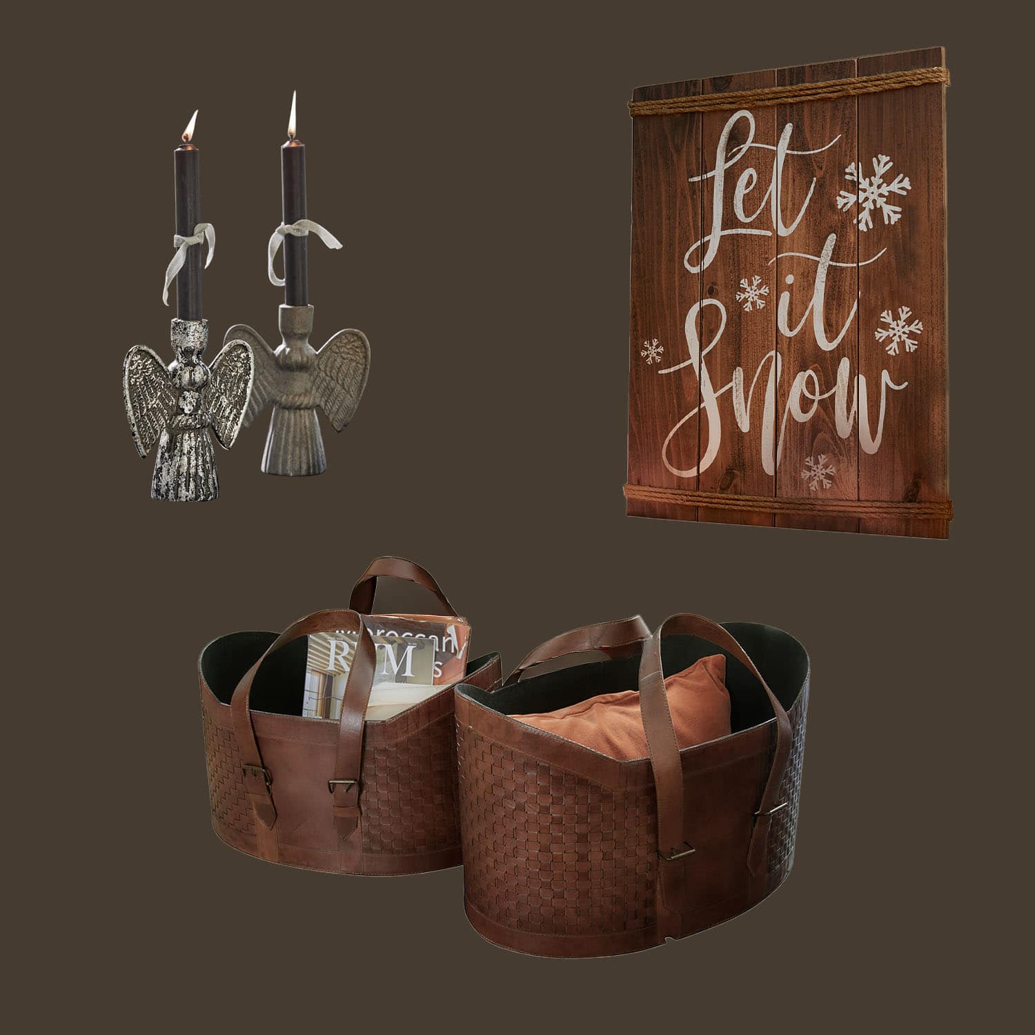 Rustieke houten wanddecoratie met tekst Let it snow, metalen engel kandelaren en bruine leren manden