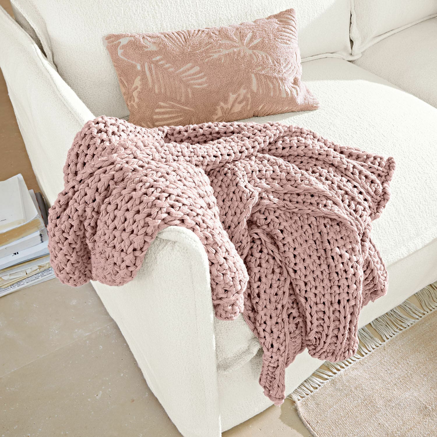 Plaid Plixoren Plaid rose épais tricoté posé sur un canapé blanc avec coussin décoratif à motifs feuilles, doux et confortable