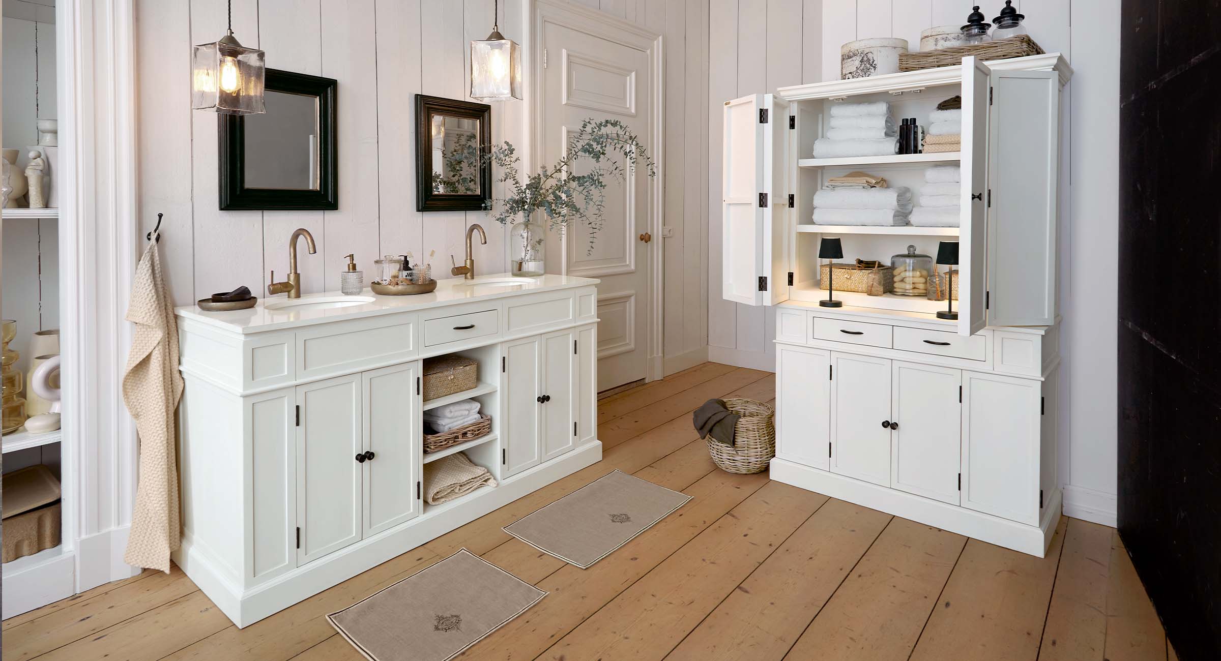Meuble de salle de bain blanc en bois avec double vasque et étagère ouverte pour serviettes et accessoires