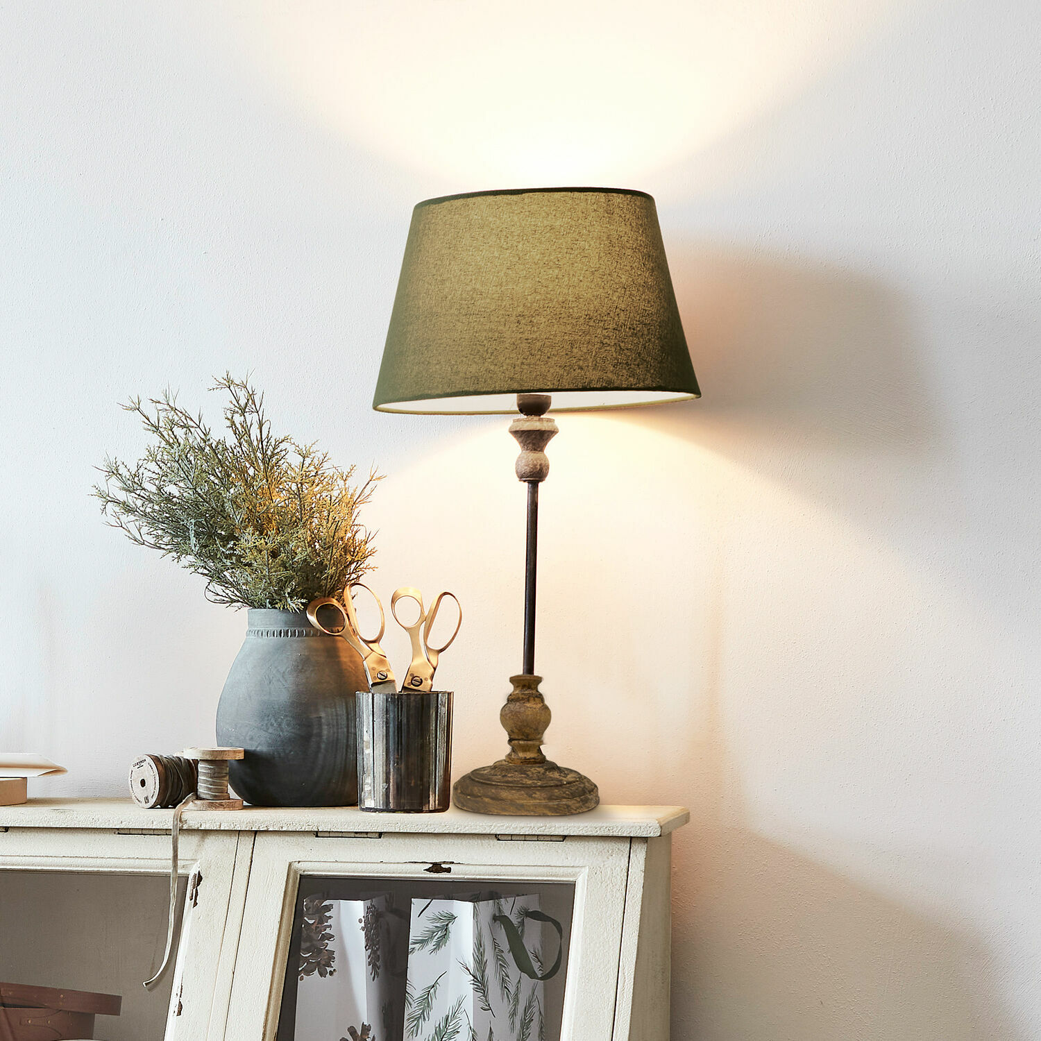 Lampe à poser Karlora Lampe de table avec abat-jour vert et base en bois sur commode blanche avec décoration