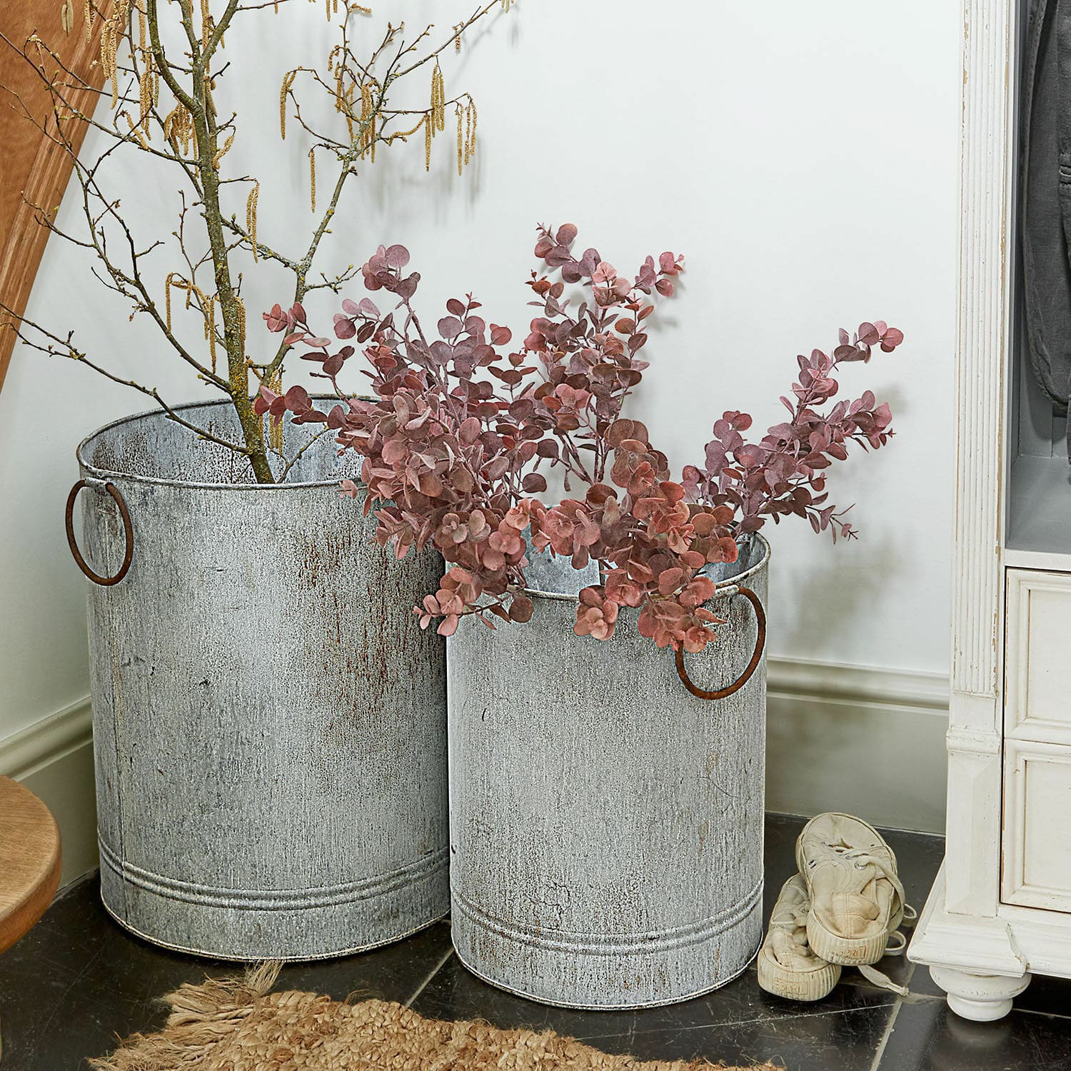 Lot de 6 fleurs décoratives Fleurcour Deux seaux métalliques gris vieillis avec poignées, décorés de branches et feuilles rouges