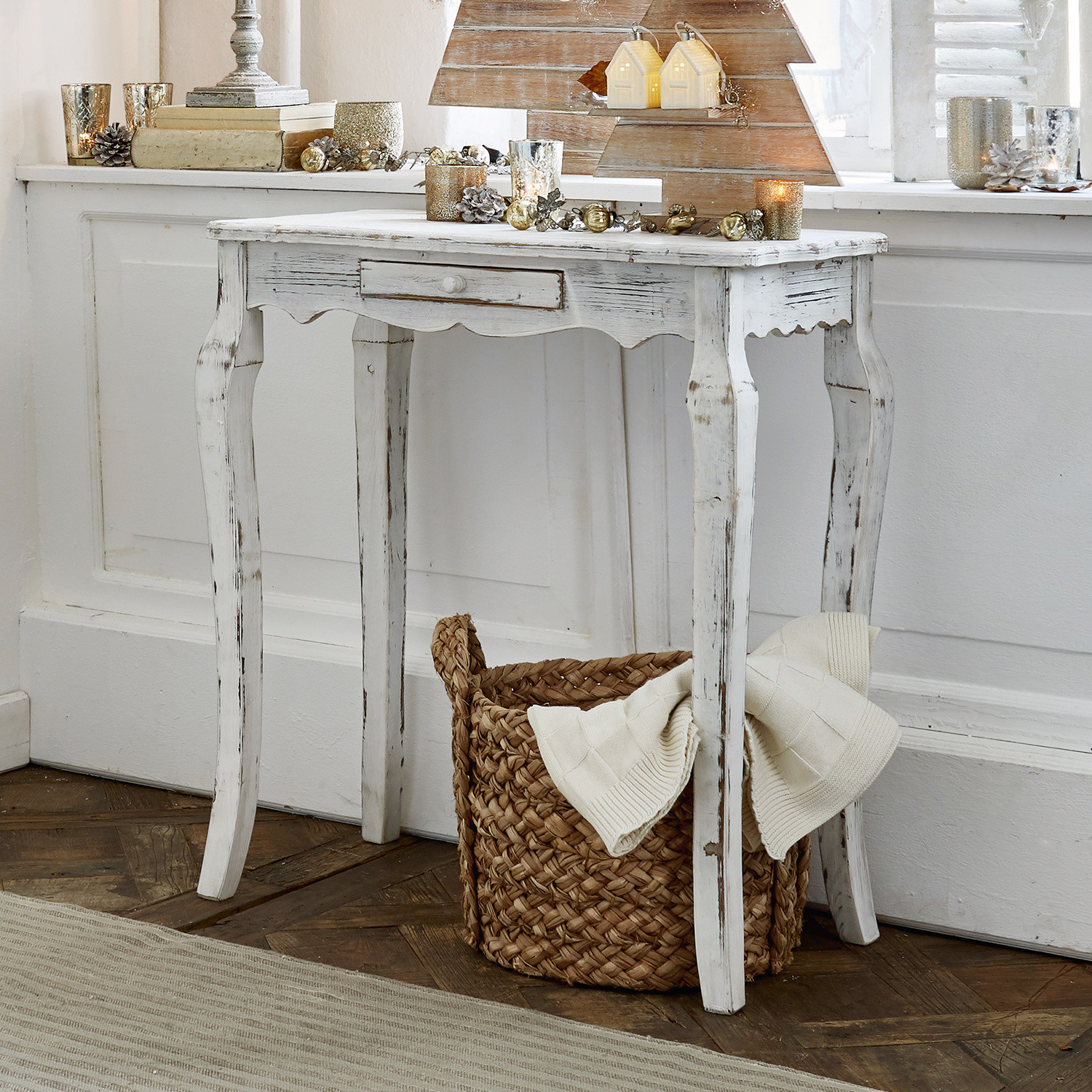 Console Barbey Table en bois blanc style vintage avec tiroir, décorations de Noël et panier en osier au sol