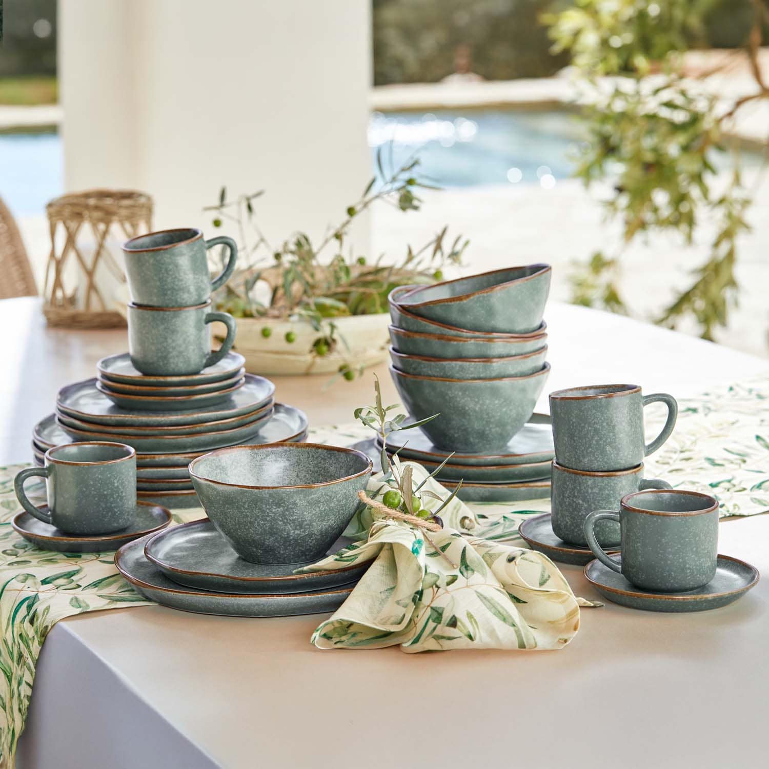 Groen keramisch servies met bruine rand voor stijlvolle en moderne eettafel