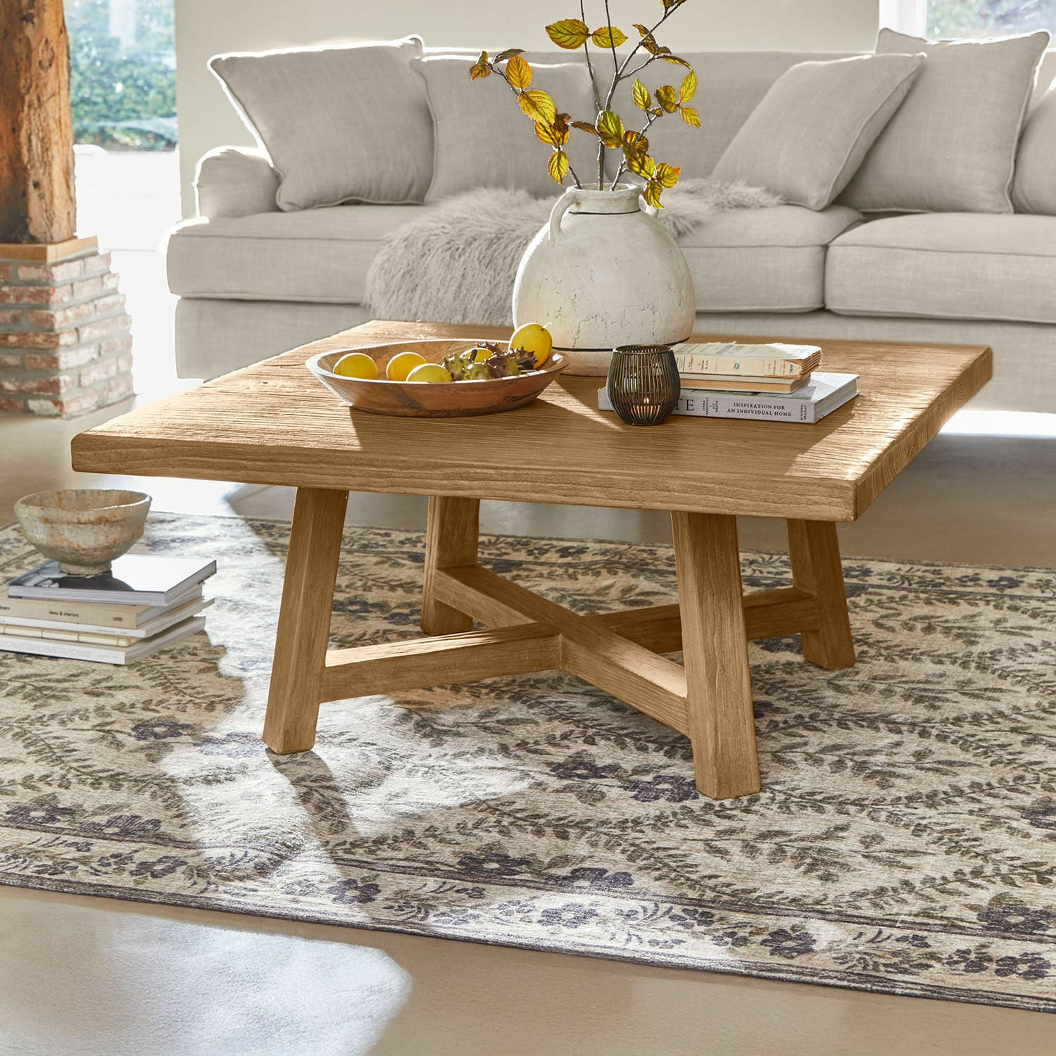 Salontafel Eldonbury Vierkante salontafel van natuurlijk eikenhout op een patroon vloerkleed in lichte woonkamer
