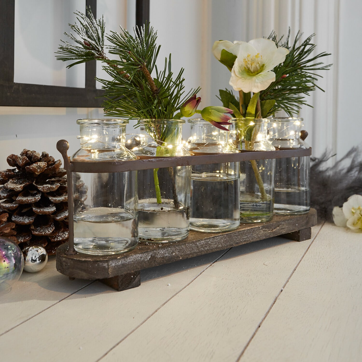 Vaasje set van 5 Ranjo Decoratieve set glazen vazen op houten plank met groene takken en LED-lichtjes voor woondecoratie