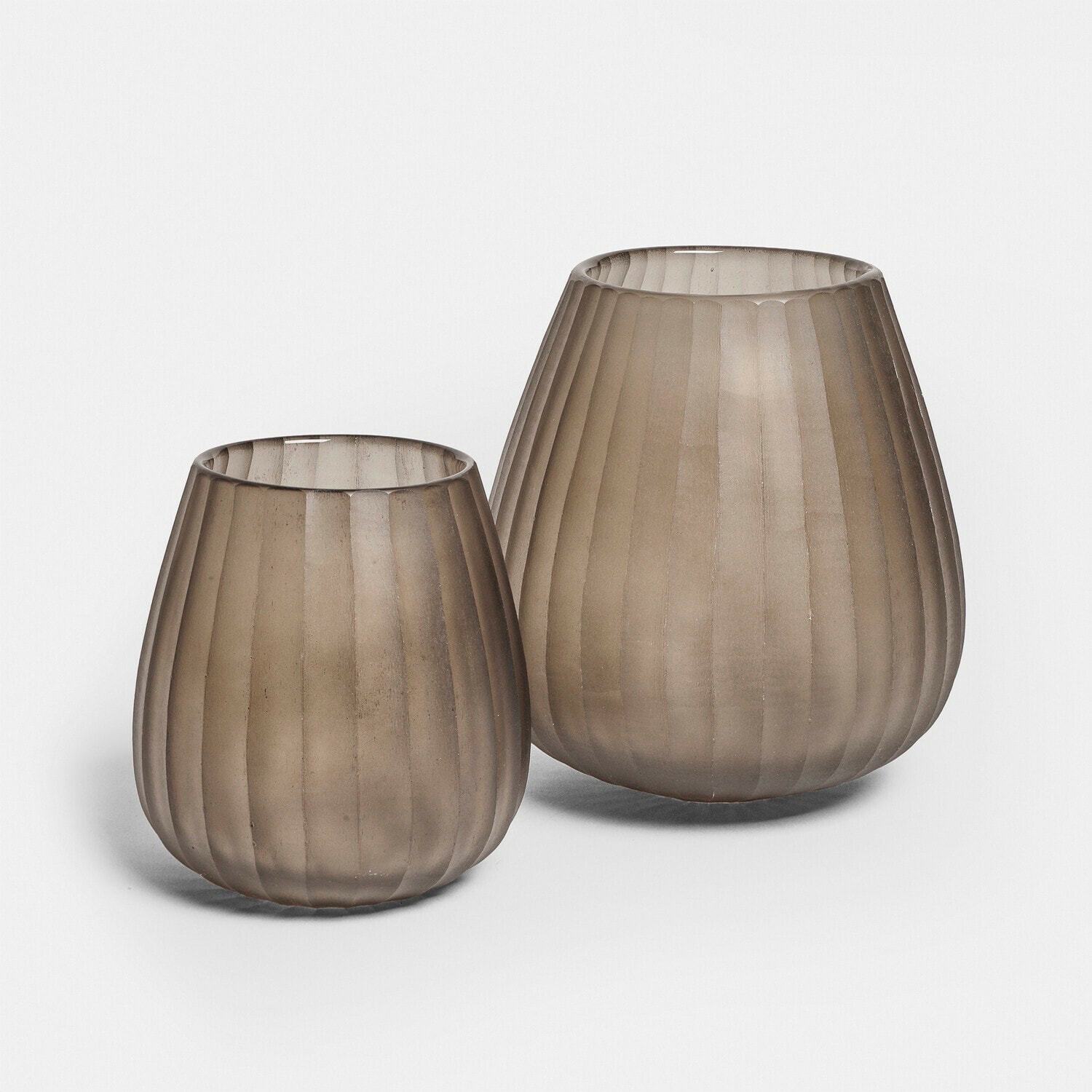 Ensemble de deux photophores en verre gris avec rainures verticales pour décoration intérieure