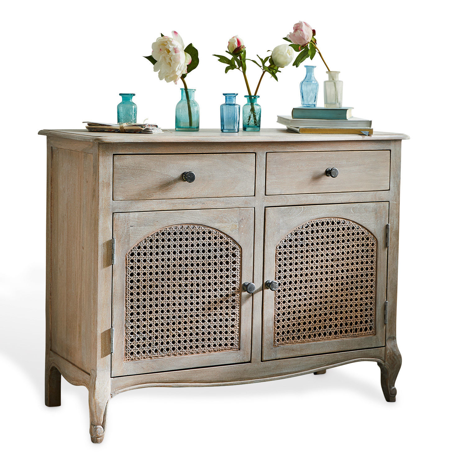 Commode Truso Buffet en bois gris avec portes en rotin et deux tiroirs, décoré de vases en verre bleu