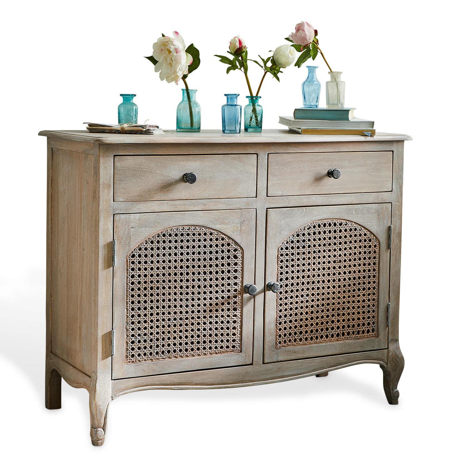 Commode Truso Buffet en bois gris avec portes en rotin et deux tiroirs, décoré de vases en verre bleu