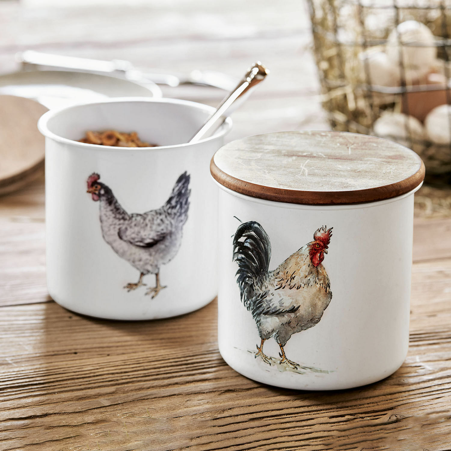 Lot de 2 pots Nobles Boîtes de cuisine en céramique blanche avec couvercle en bois et illustrations de poule et coq sur table en bois
