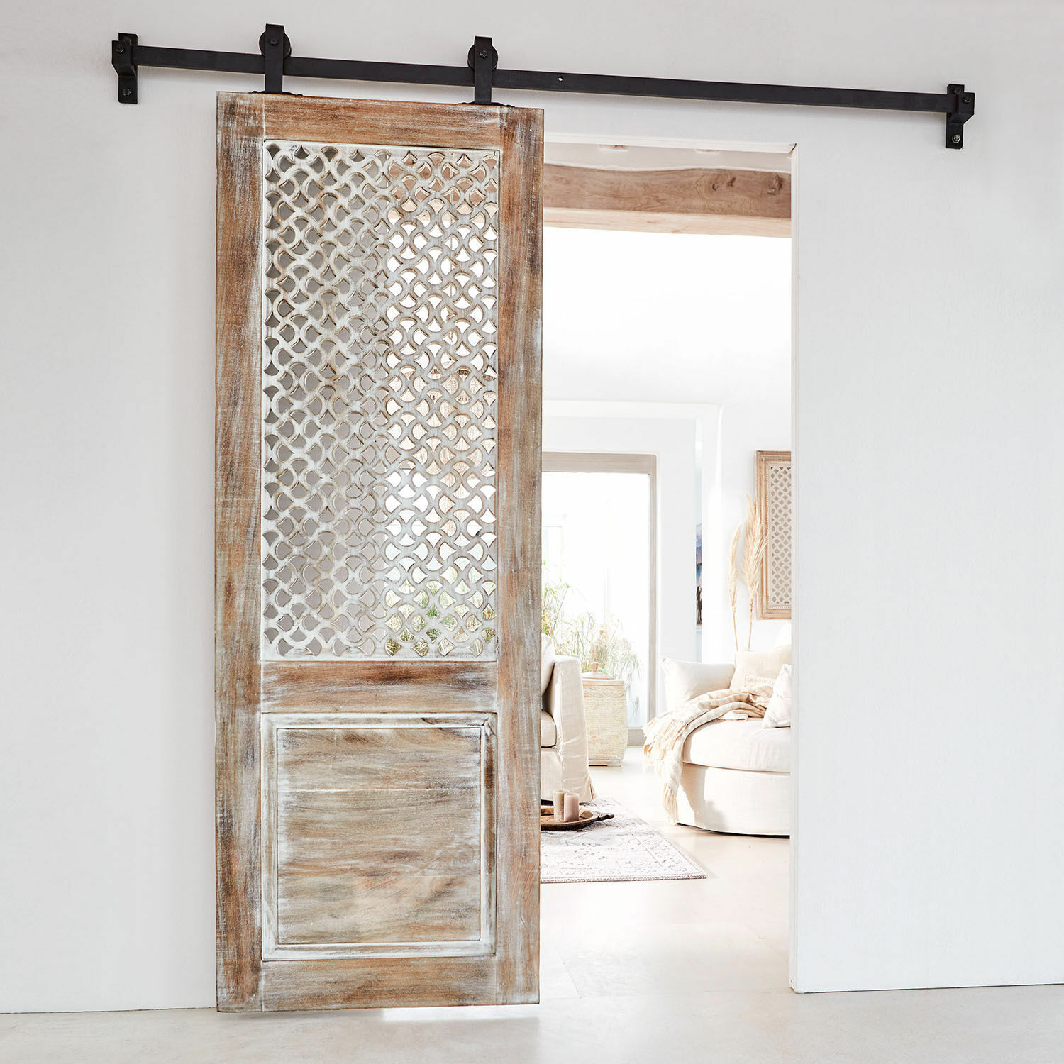 Porte coulissante Miette Porte coulissante en bois de manguier blanc patiné avec motif ajouré et rail en métal noir pour intérieur moderne