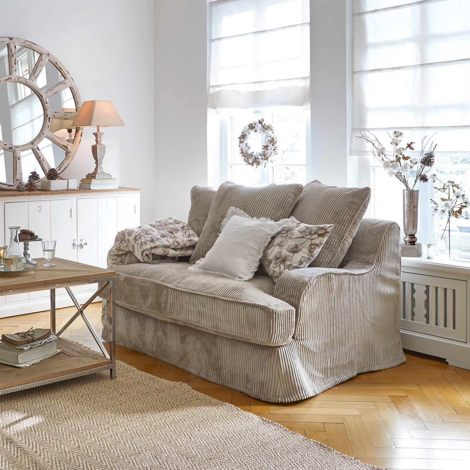 Bank Monaco Beige ribfluwelen bank in lichte woonkamer met natuurlijke decoraties en jute vloerkleed