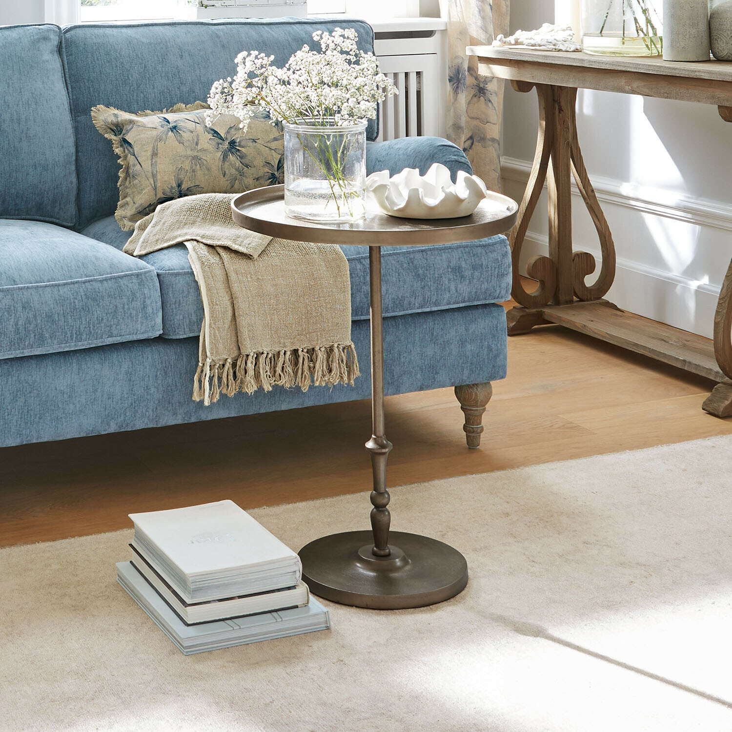 Table d"appoint Lucerine Table d'appoint ronde en métal dans un salon avec canapé bleu et plaid décoratif
