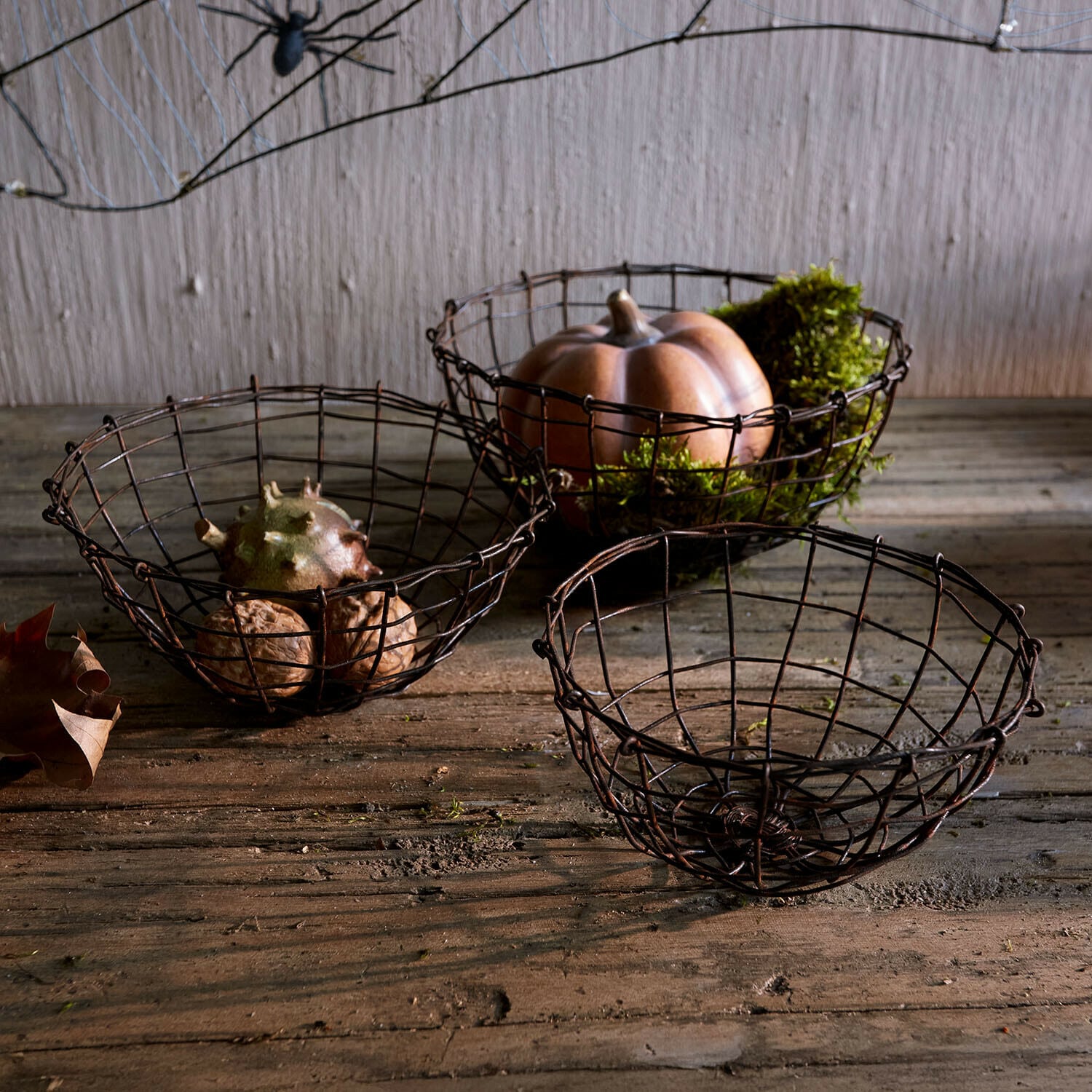 Mand set van 3 Brannora Set van drie roestige metalen manden op houten tafel met decoratieve pompoen en noten