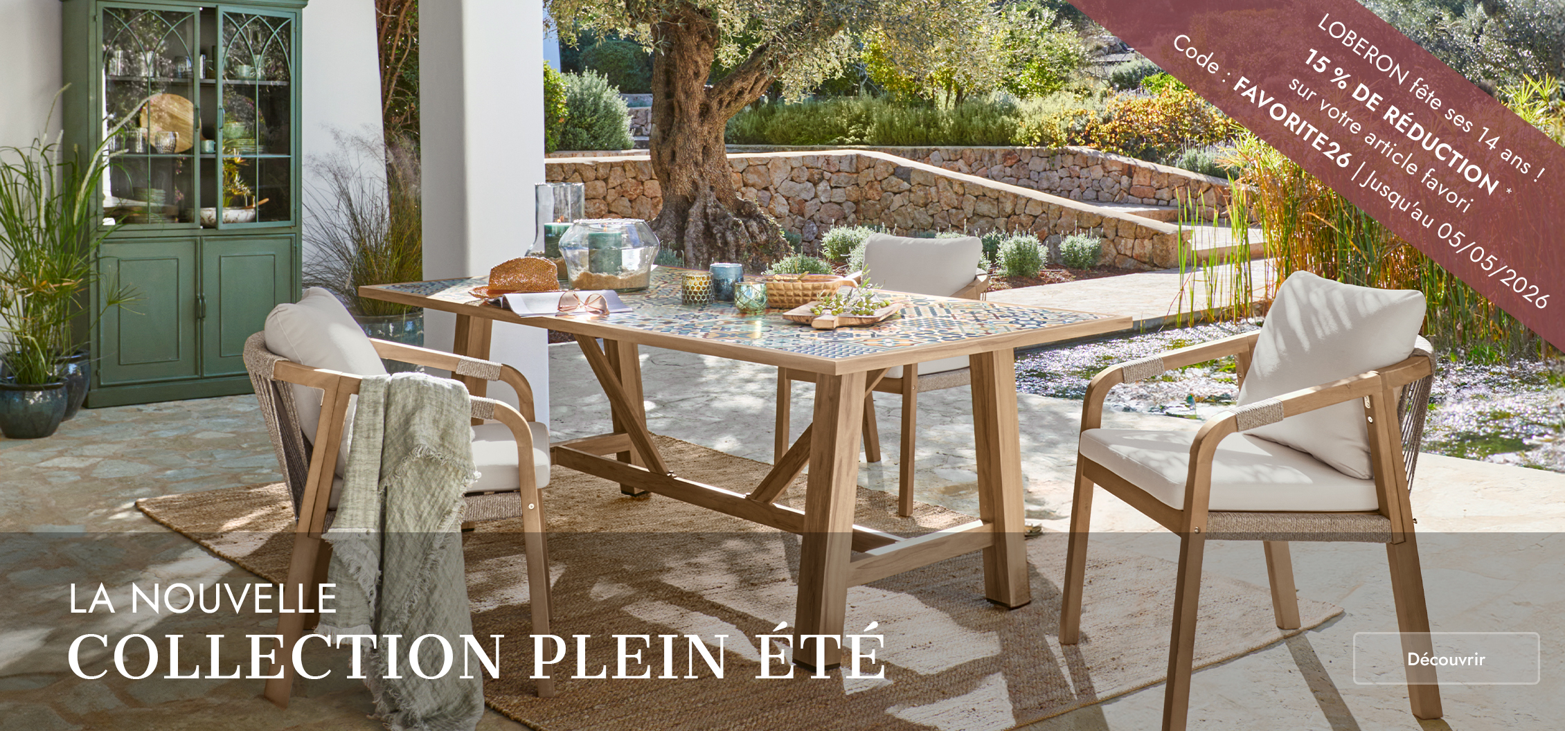 Table de jardin avec plateau en mosaïque et pieds en bois, chaises avec coussins pour terrasse extérieure