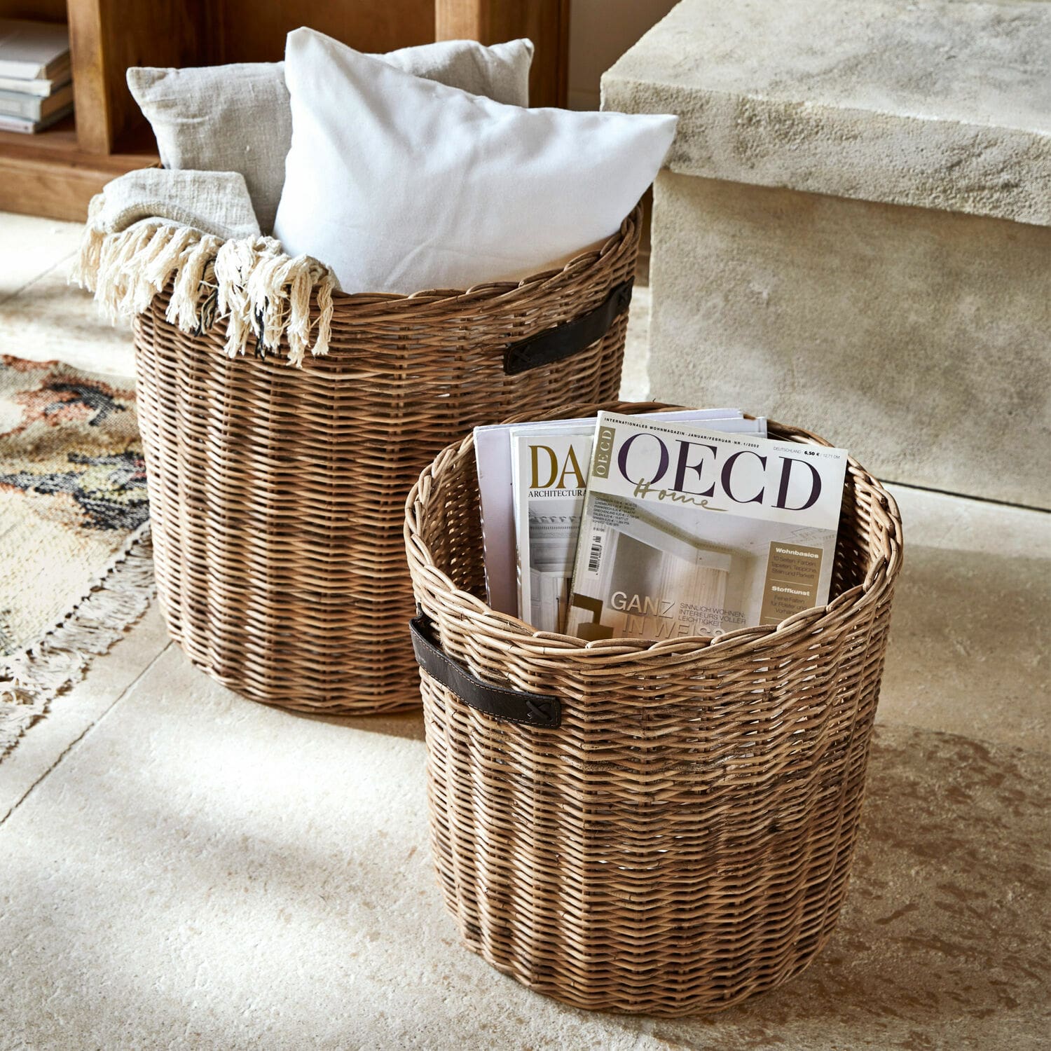Lot de 2 paniers Ausserd Deux paniers ronds en rotin naturel avec poignées noires, pour ranger coussins et magazines