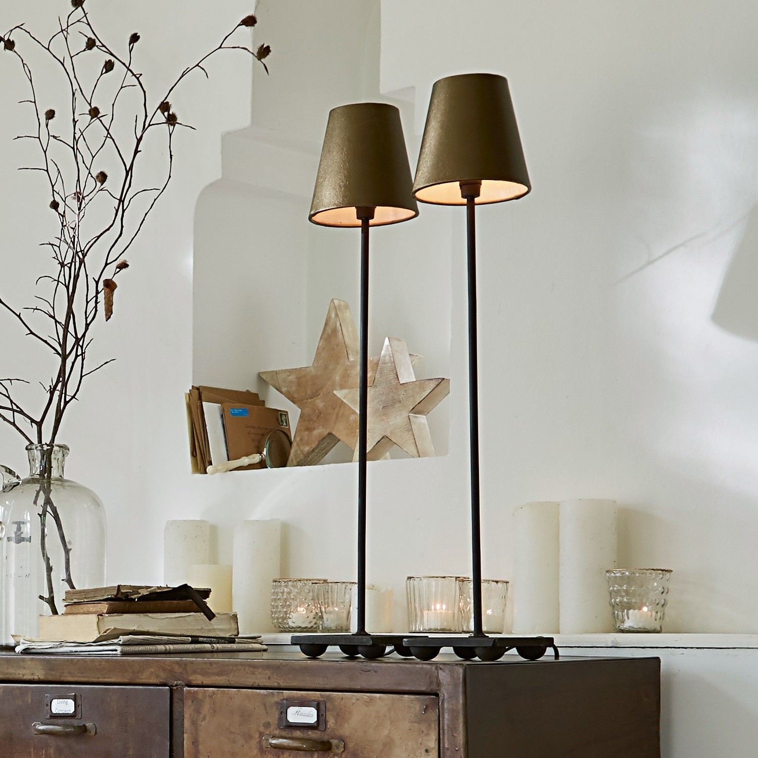 Lot de 2 lampes à poser Filia Lampe de table décorative en métal avec deux abat-jours olive sur base sombre pour intérieur cosy